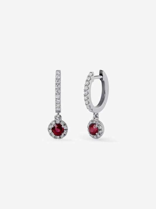 Pendientes de aro de oro blanco de 18K con 2 rubíes rojos en talla brillante con un total de 0,73 cts y 38 diamantes en talla brillante con un total de 0,3 cts