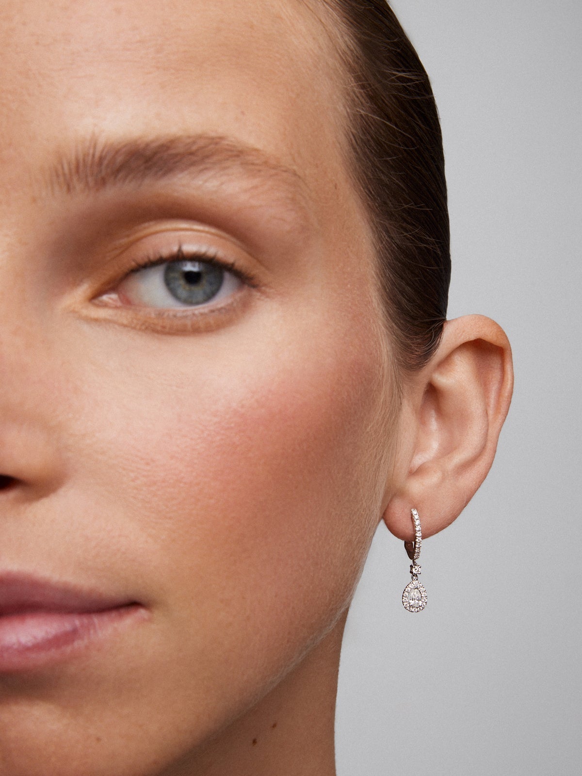 Pendientes de aro de oro blanco de 18K con diamantes en talla brillante