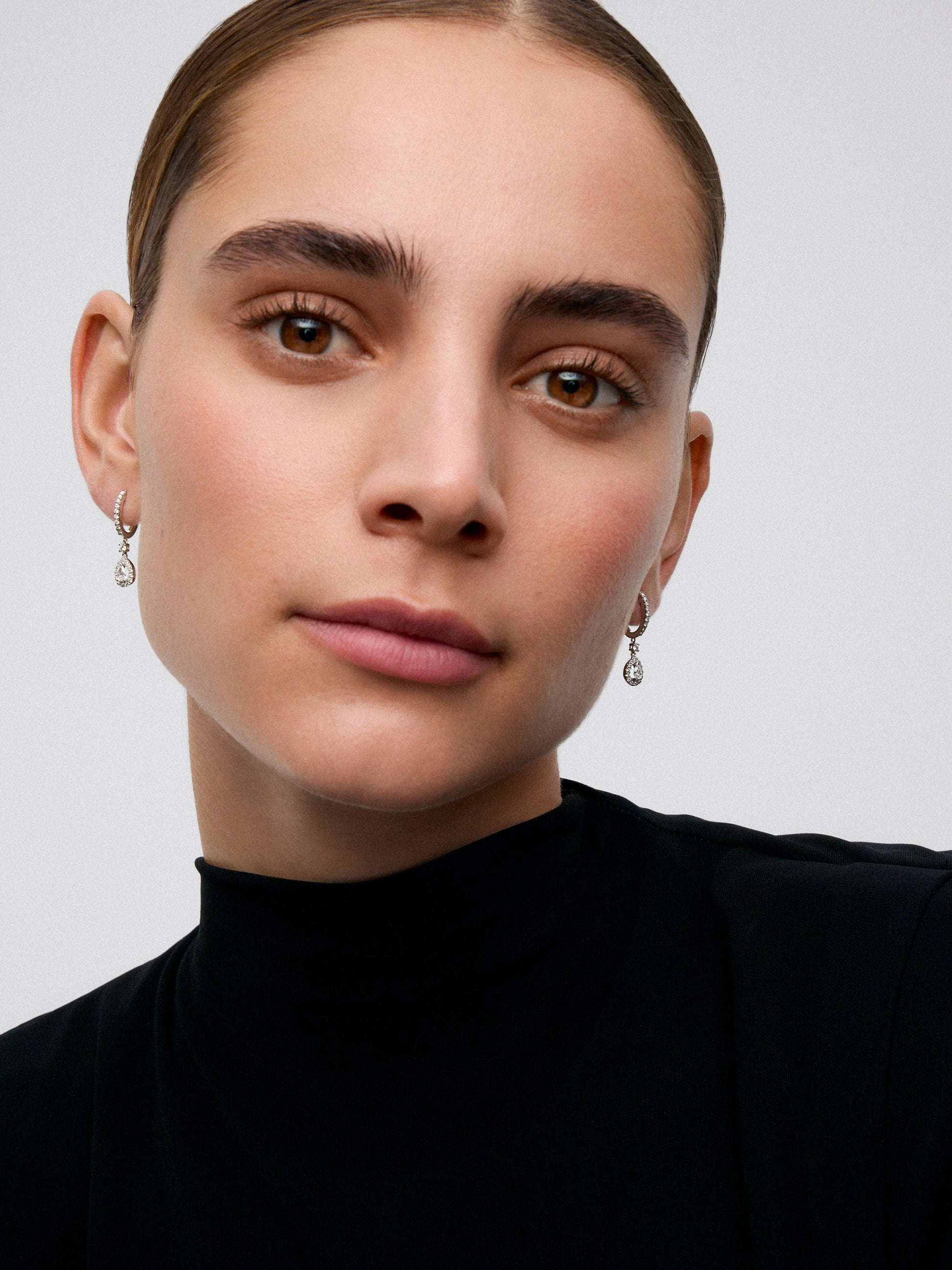 Pendientes de aro de oro blanco de 18K con diamantes en talla pera y orla de diamantes en talla brillante