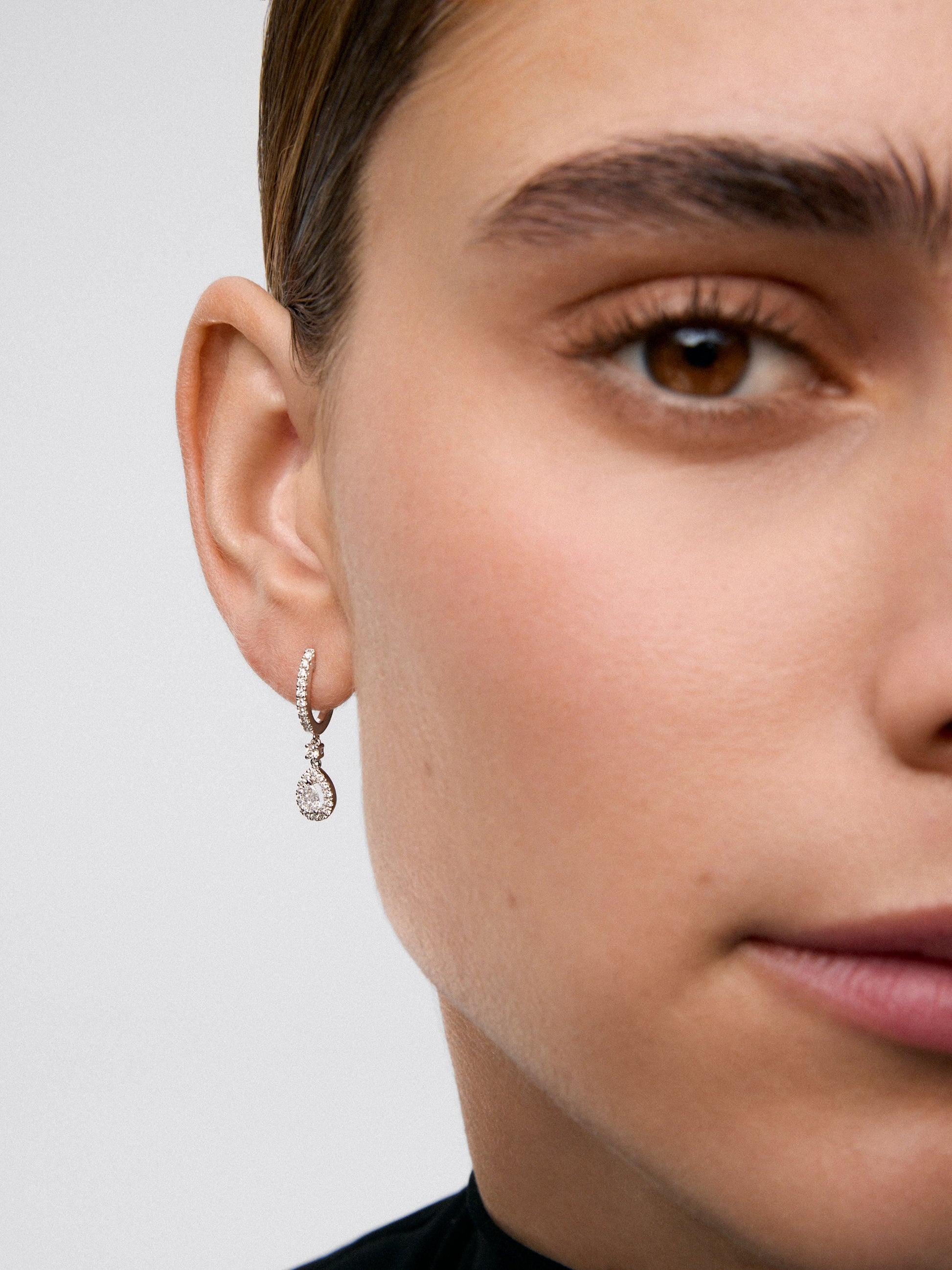 Pendientes de aro de oro blanco de 18K con diamantes en talla pera y orla de diamantes en talla brillante