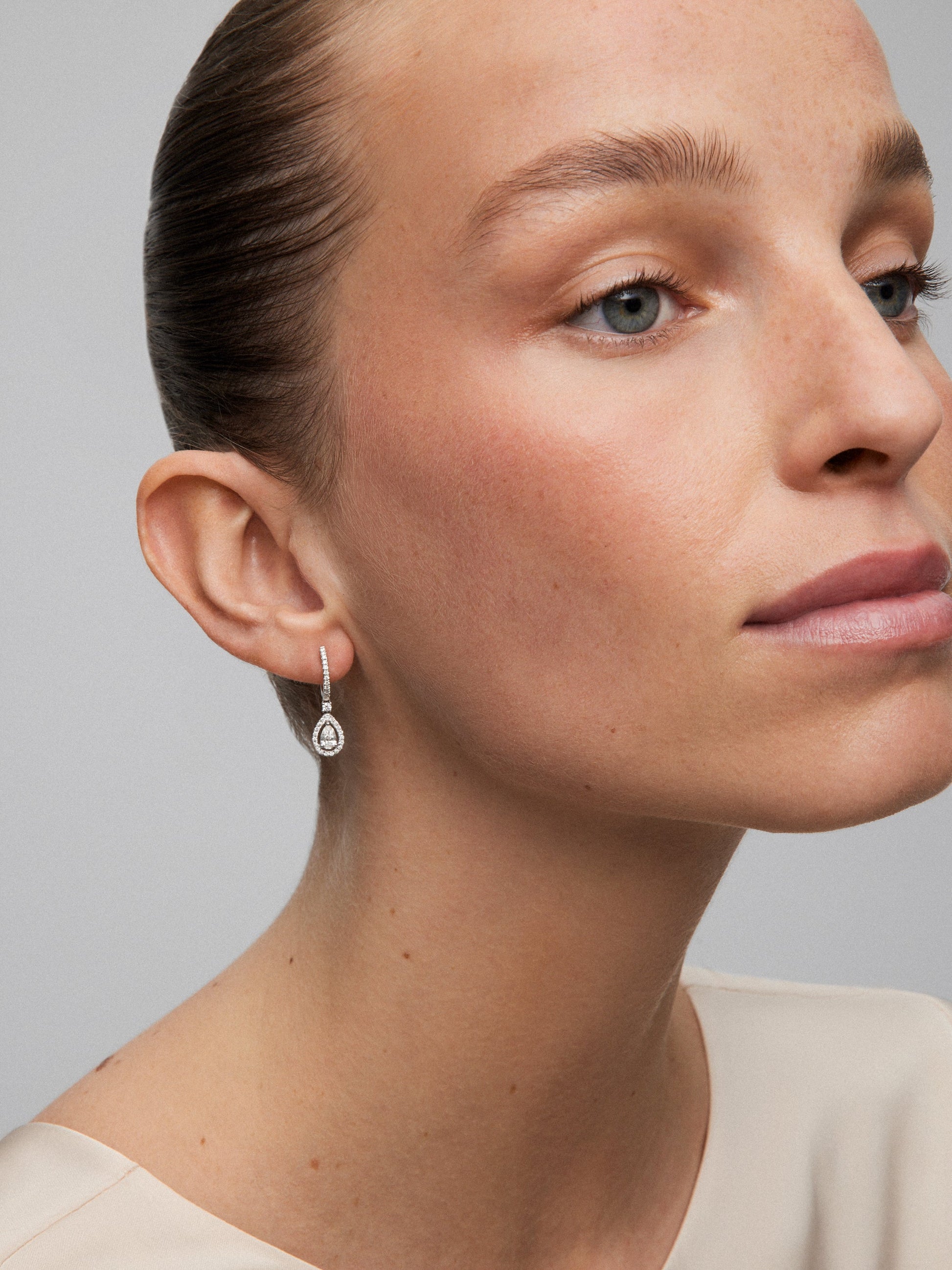 Pendientes de aro de oro blanco de 18K con 48 diamantes en talla brillante con un total de 0,4 cts y 2 diamantes en talla pera con un total de 0,3 cts