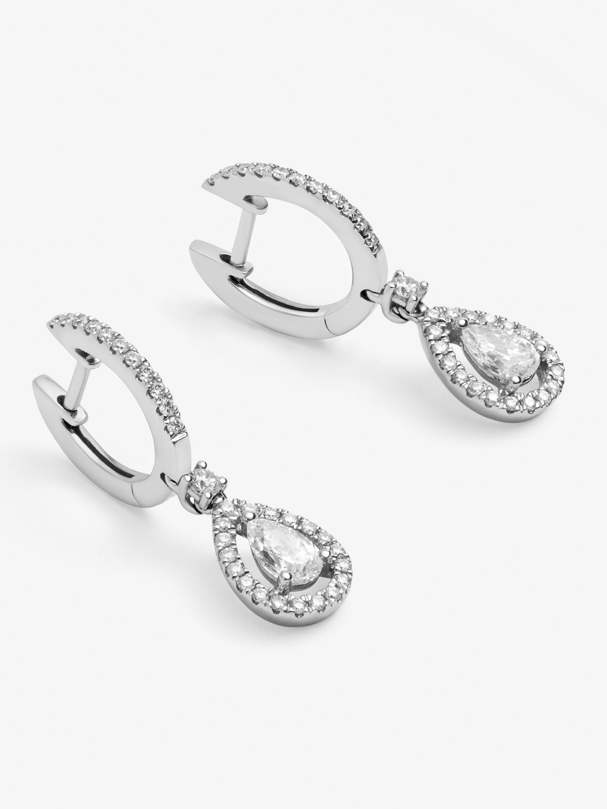 Pendientes de aro de oro blanco de 18K con 48 diamantes en talla brillante con un total de 0,4 cts y 2 diamantes en talla pera con un total de 0,3 cts