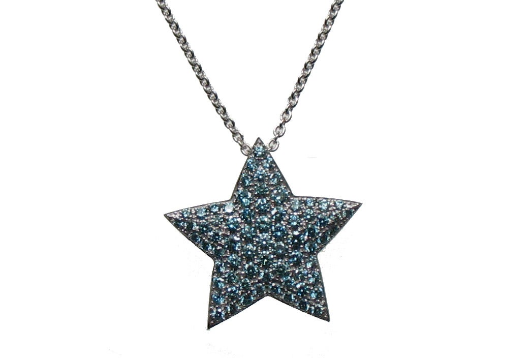 Colgante de oro blanco de 18K con pavé de zafiros azules y forma de estrella