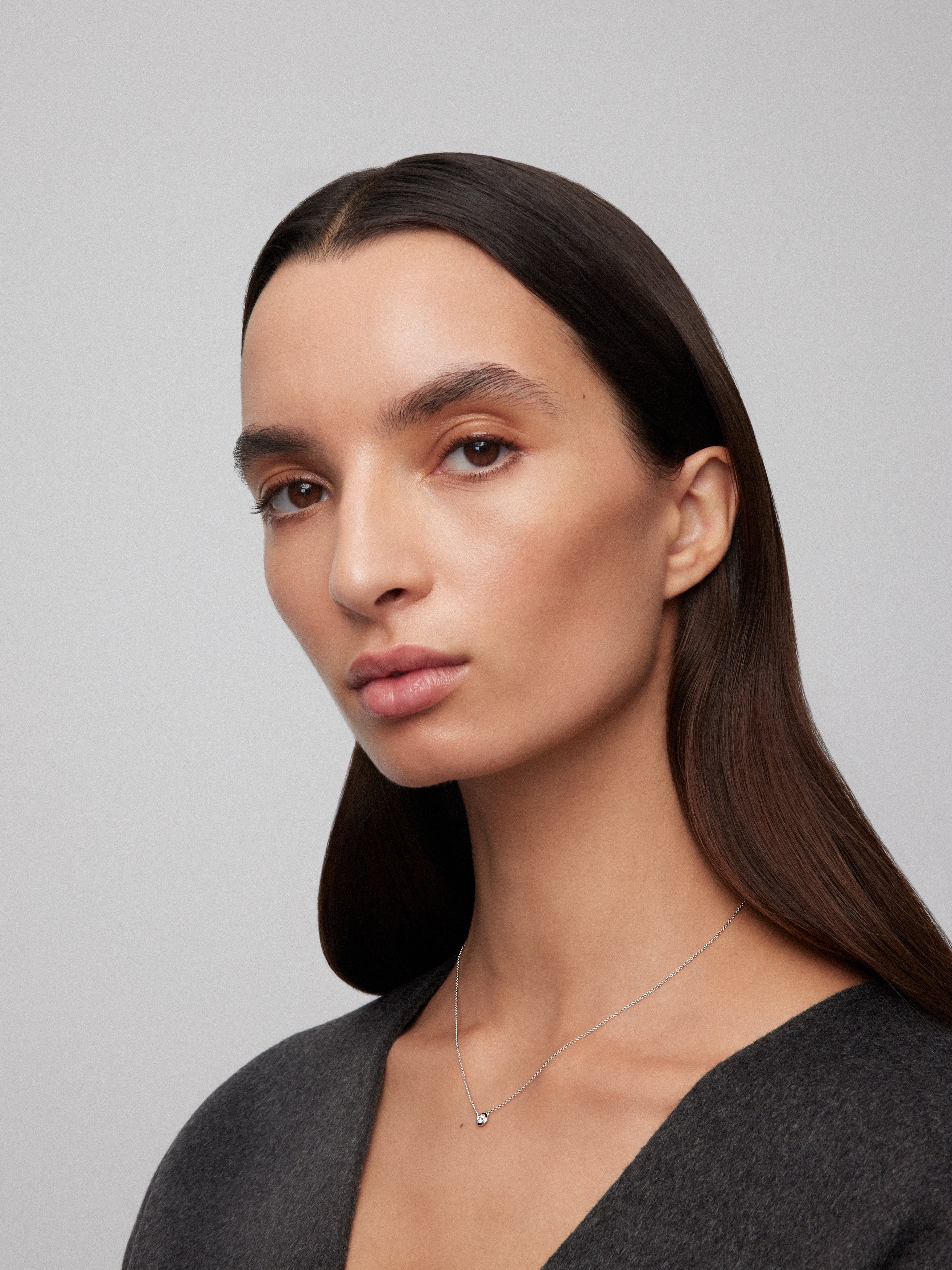 Colgante solitario de oro blanco de 18K con diamante en talla brillante de 0,1 cts