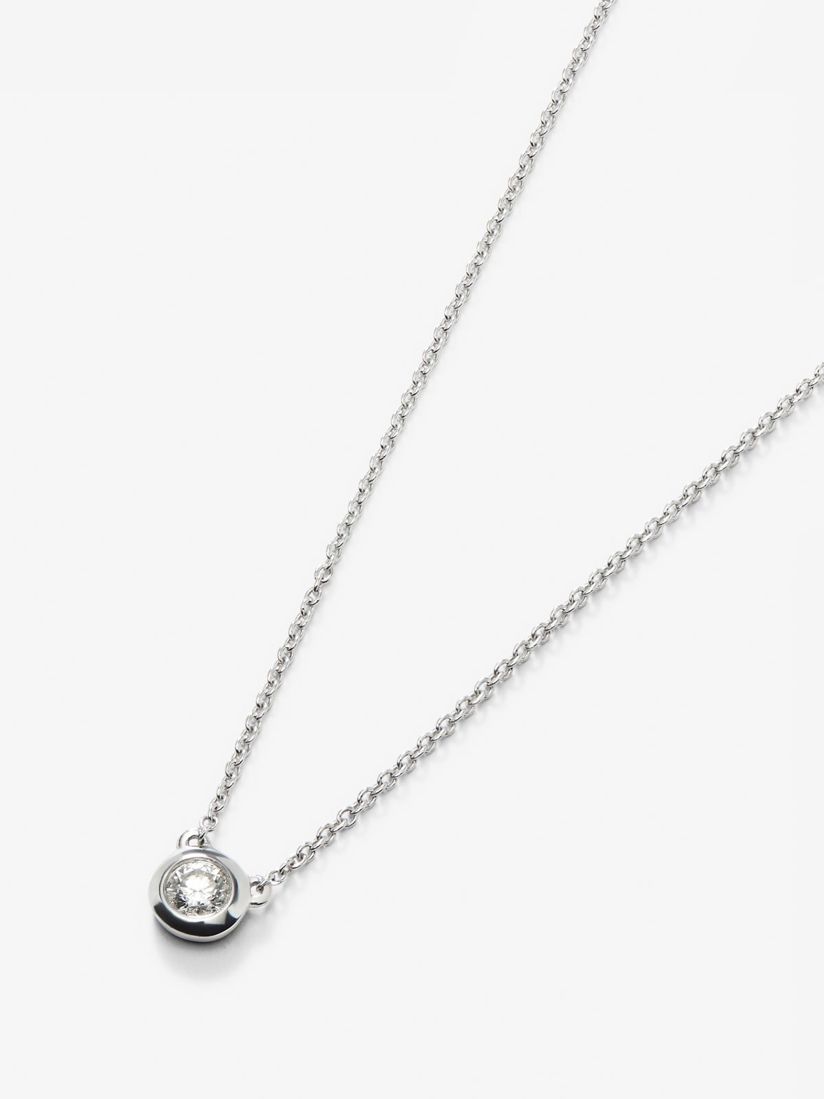 Colgante solitario de oro blanco de 18K con diamante en talla brillante de 0,1 cts