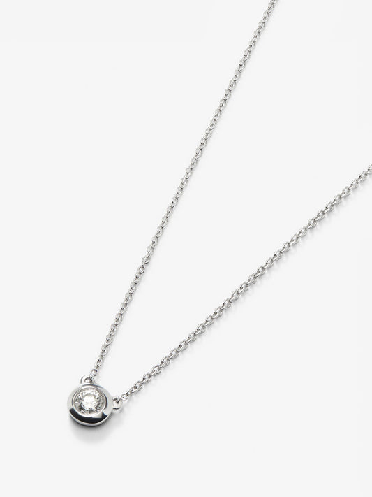 Colgante solitario de oro blanco de 18K con diamante en talla brillante de 0,1 cts