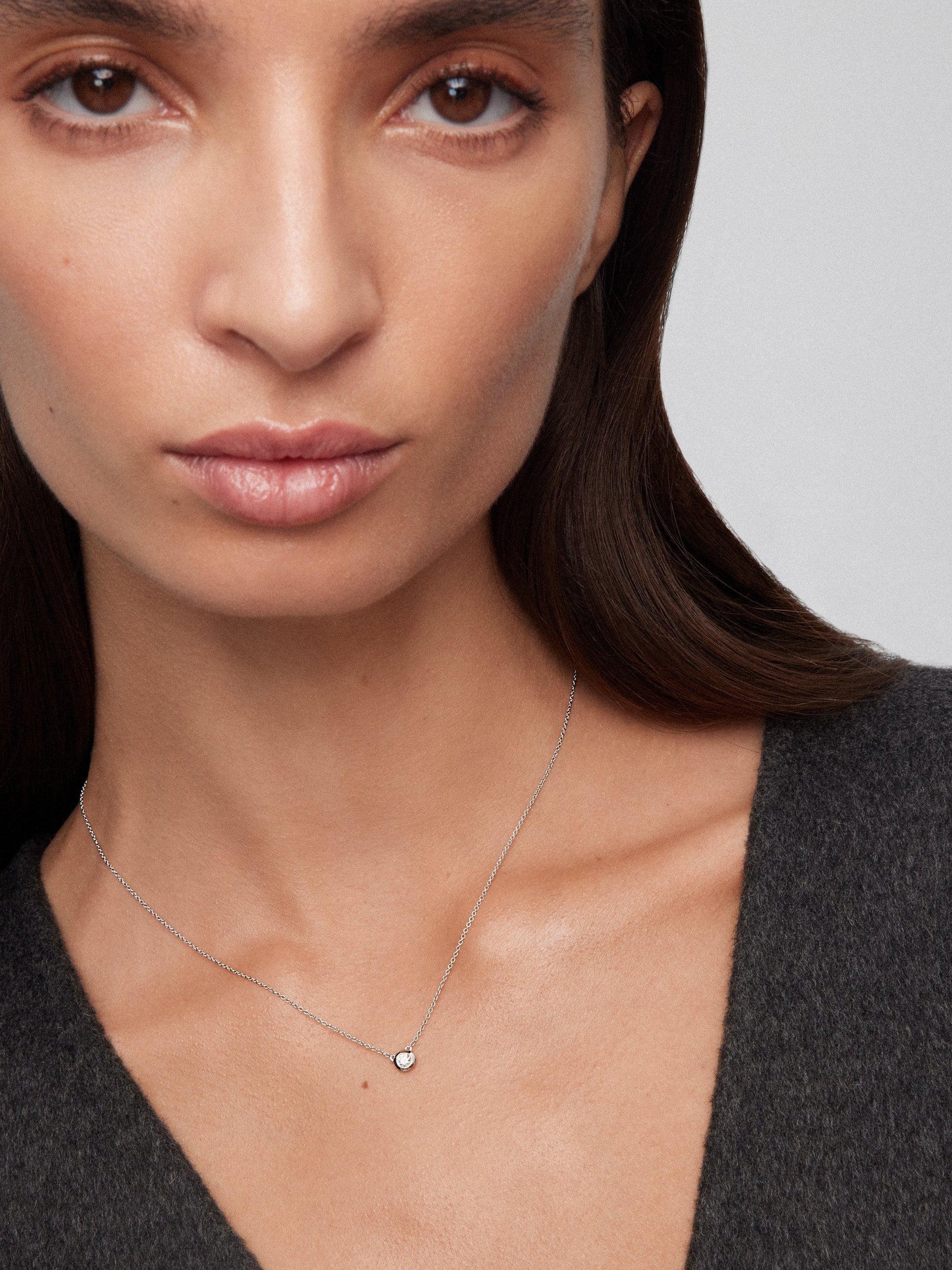 Colgante solitario de oro blanco de 18K con diamante en talla brillante de 0,1 cts