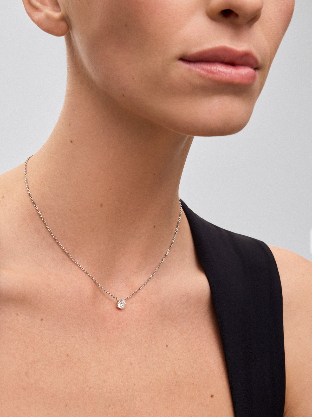 Collar de oro blanco de 18K con diamante en talla brillante de 1 ct