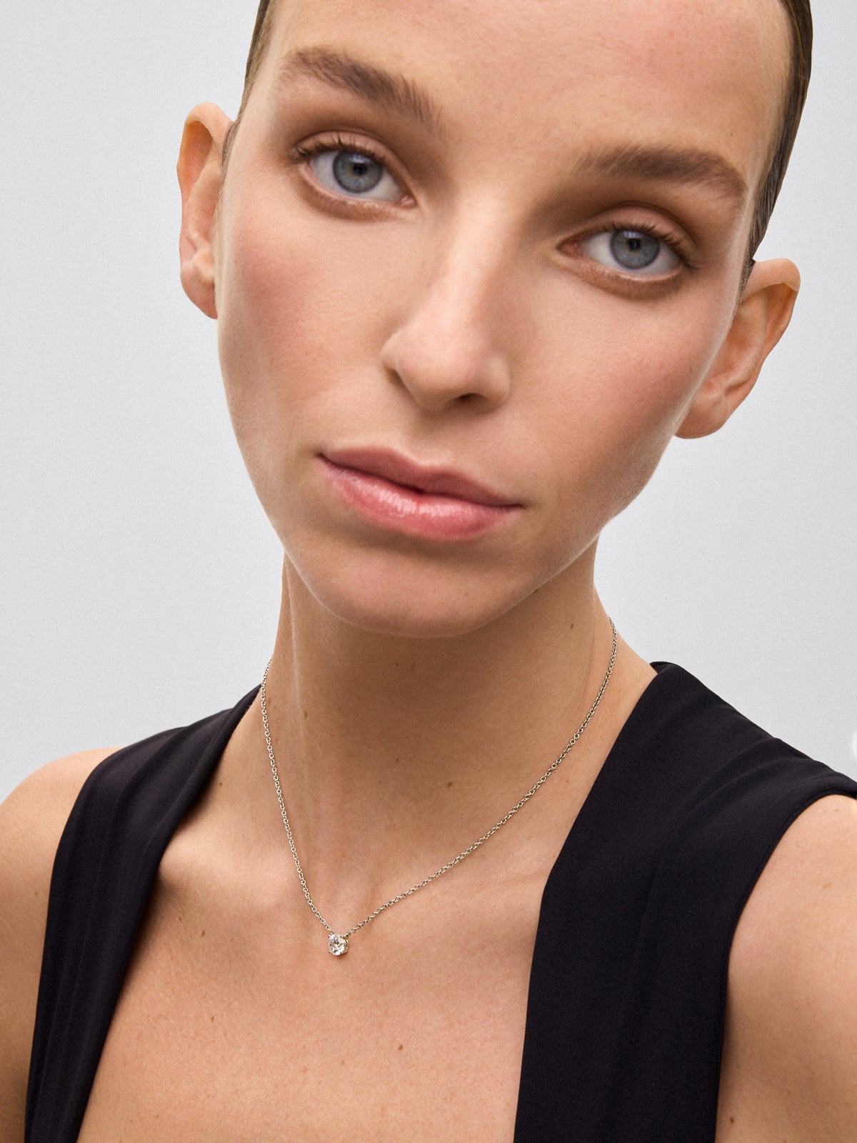 Collar de oro blanco de 18K con diamante en talla brillante de 1 ct