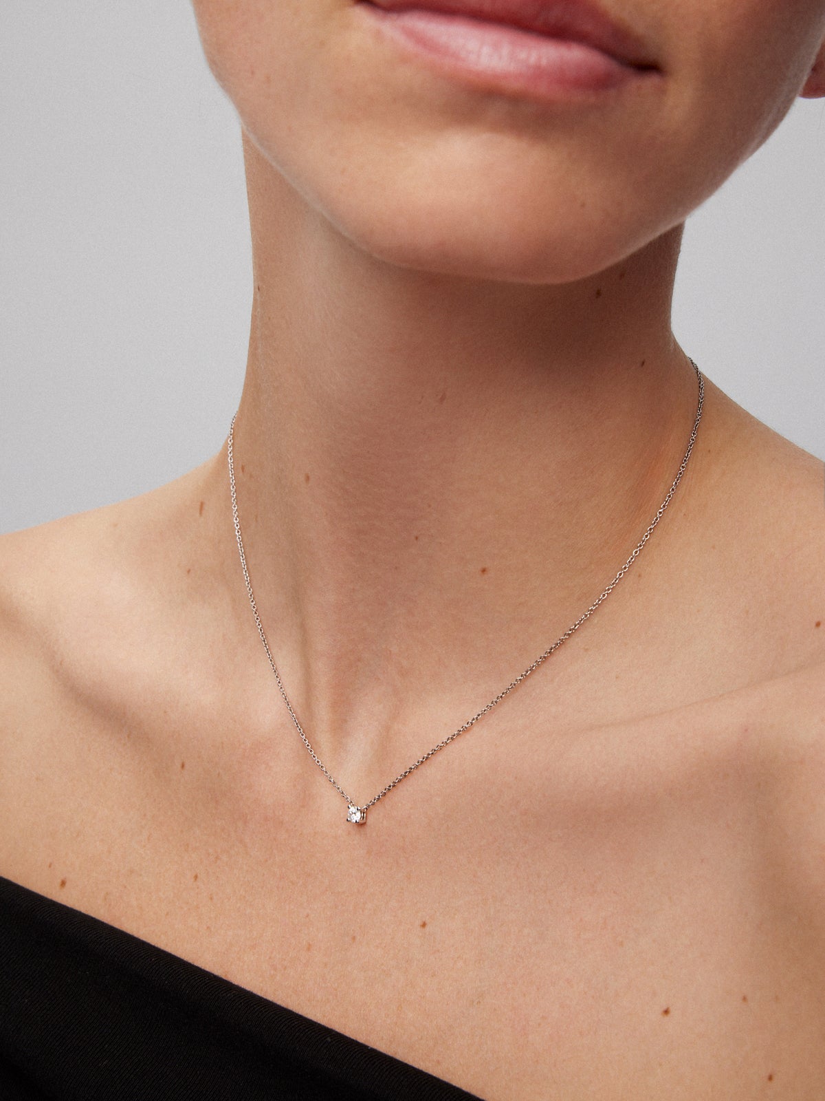 Colgante de oro blanco de 18K con diamante en talla brillante de 0,2 cts
