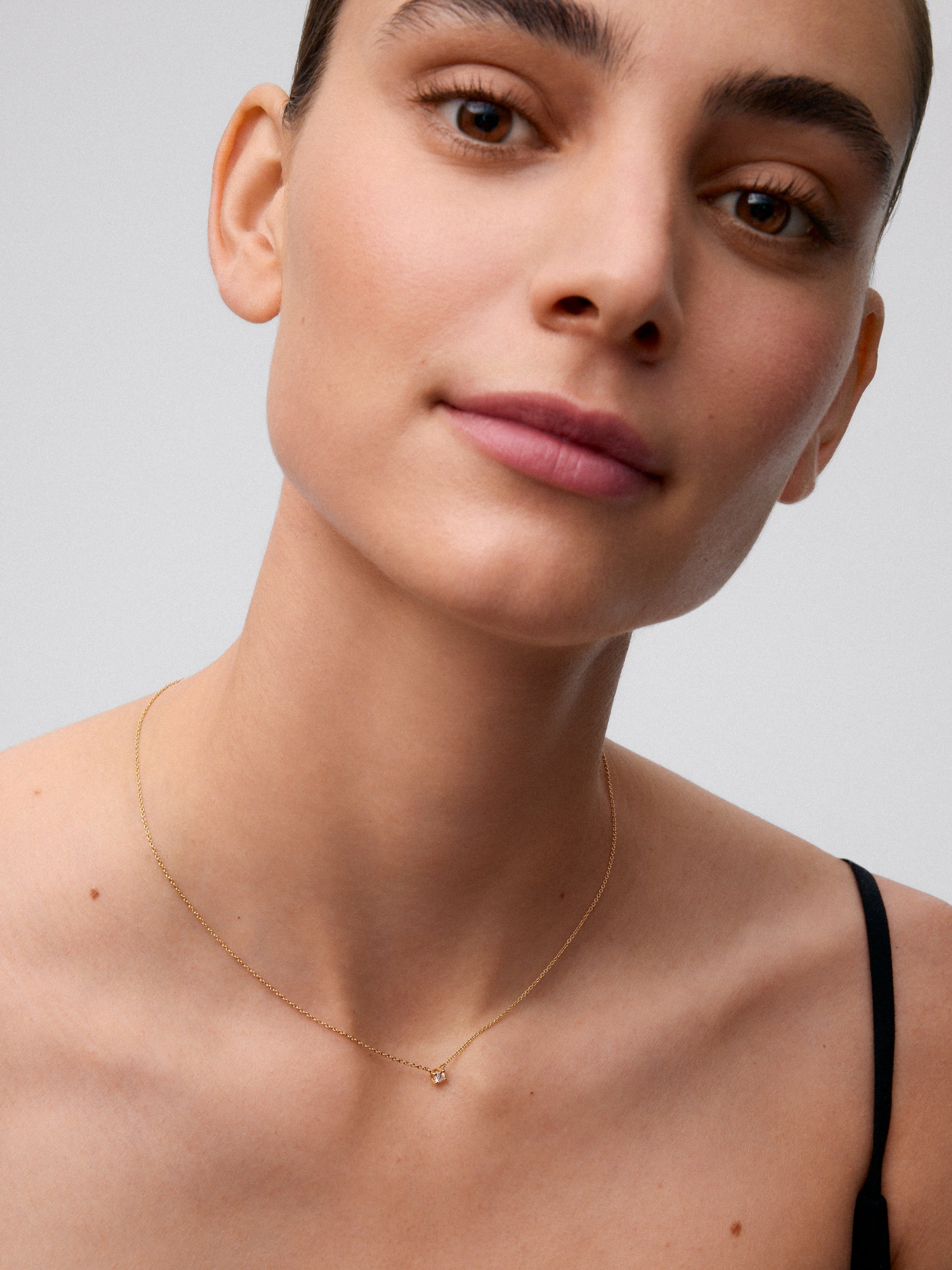 Colgante solitario de oro amarillo de 18K con diamante blanco en talla brillante de 0,1 cts