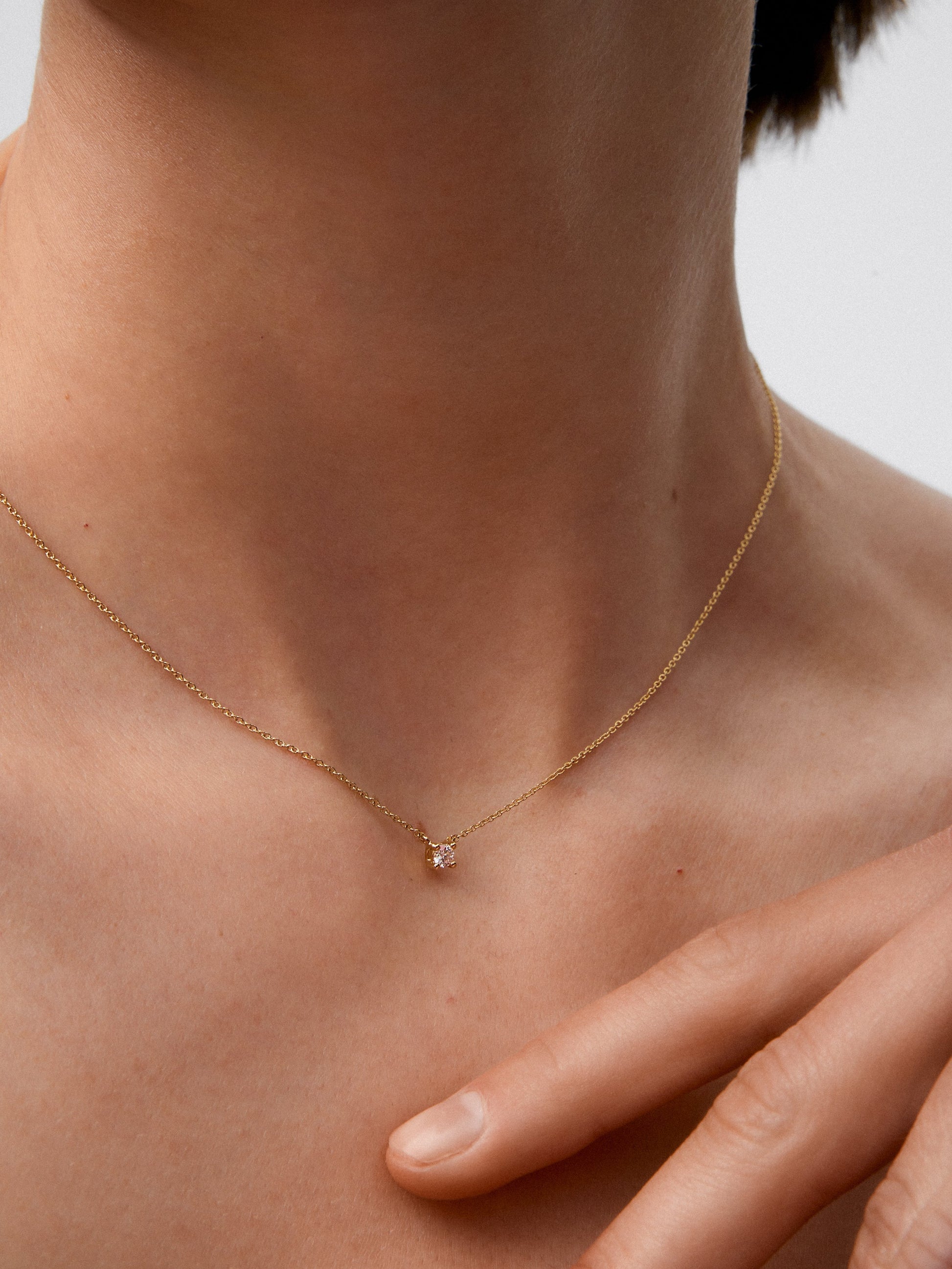 Colgante solitario de oro amarillo de 18K con diamante blanco en talla brillante de 0,1 cts