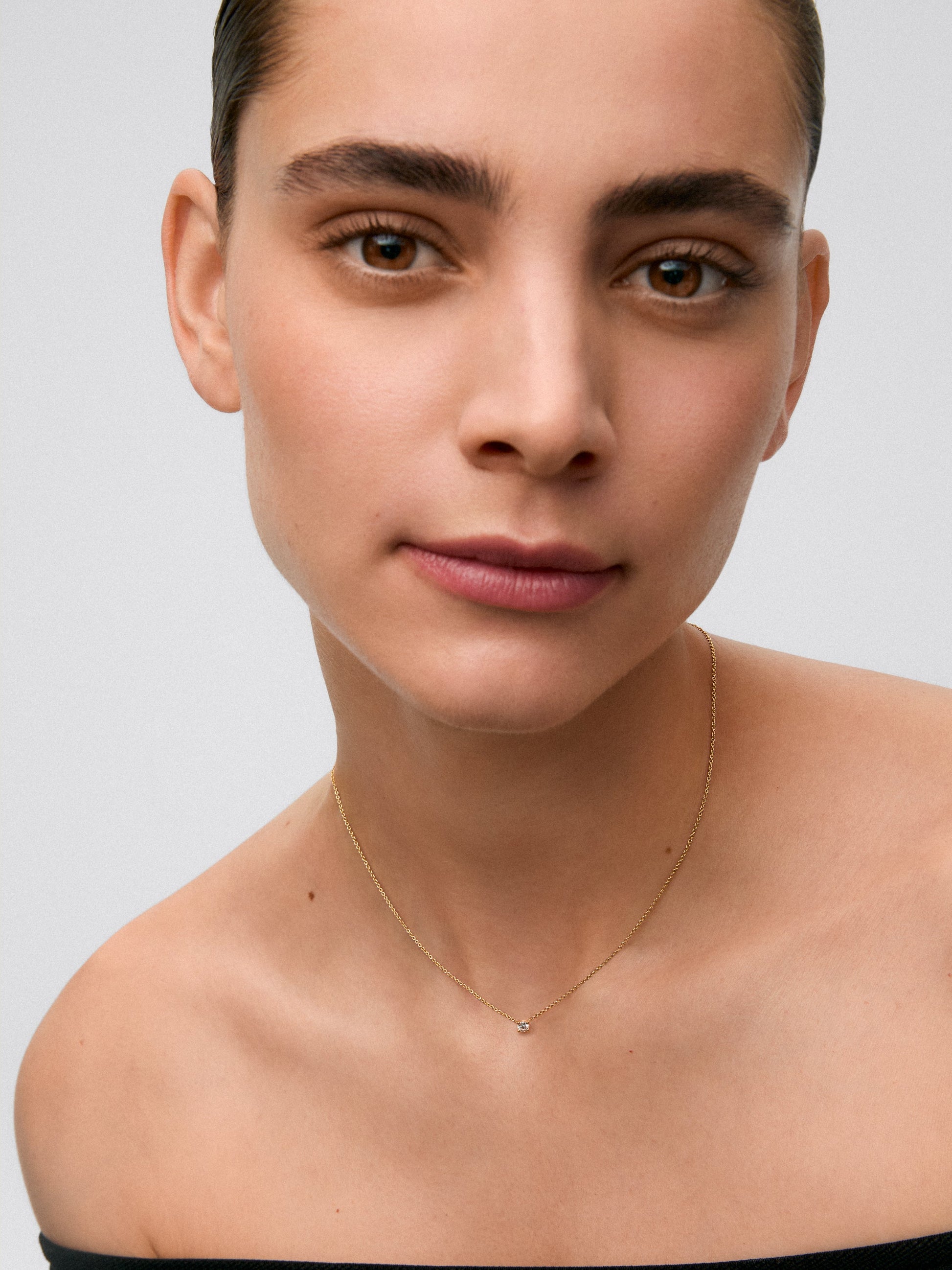 Collar de oro amarillo de 18K con diamante central en talla brillante de 0,25 cts