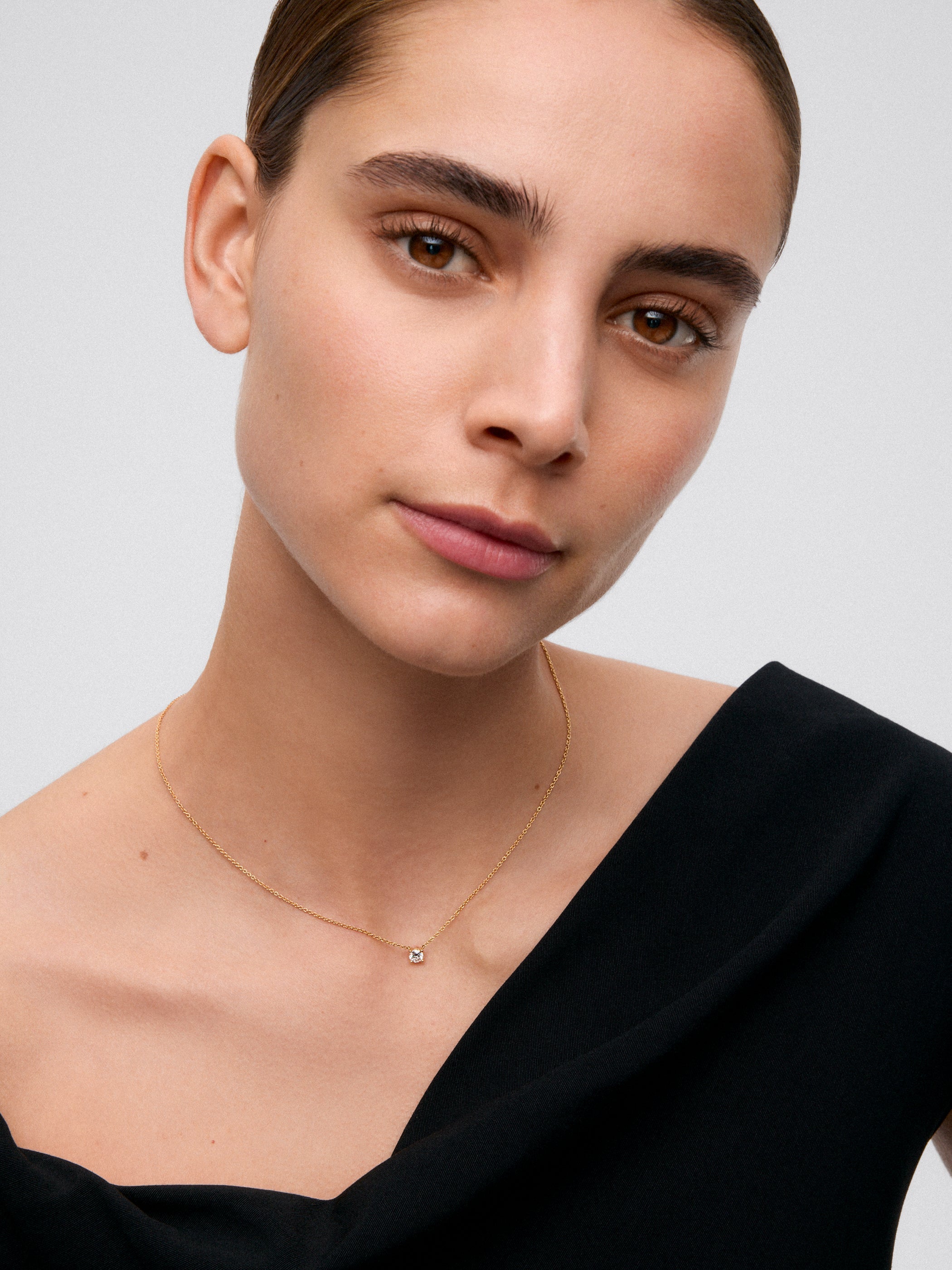 Collar de oro amarillo de 18K con diamante central en talla brillante de 0,30 cts