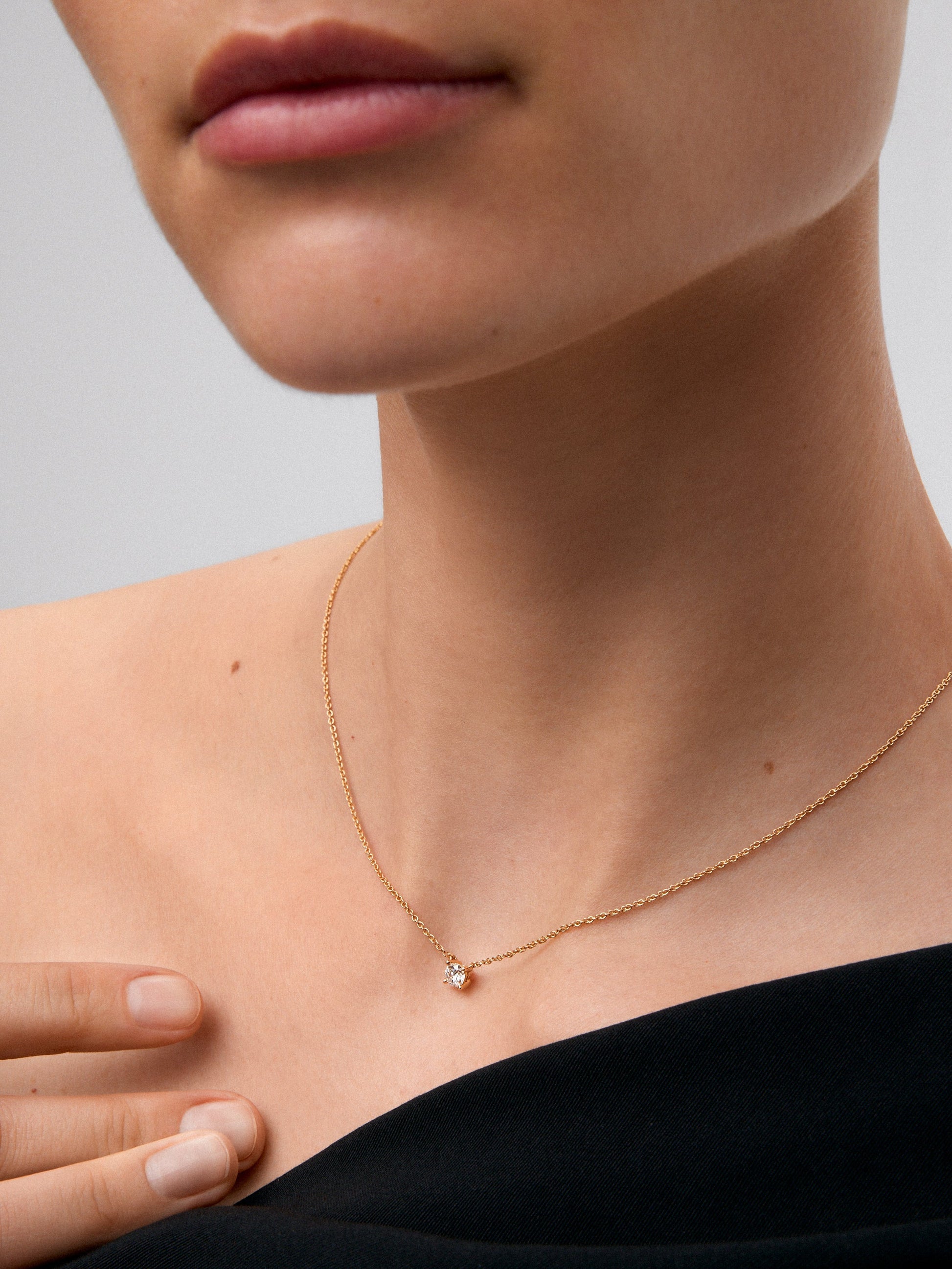 Collar de oro amarillo de 18K con diamante central en talla brillante de 0,30 cts