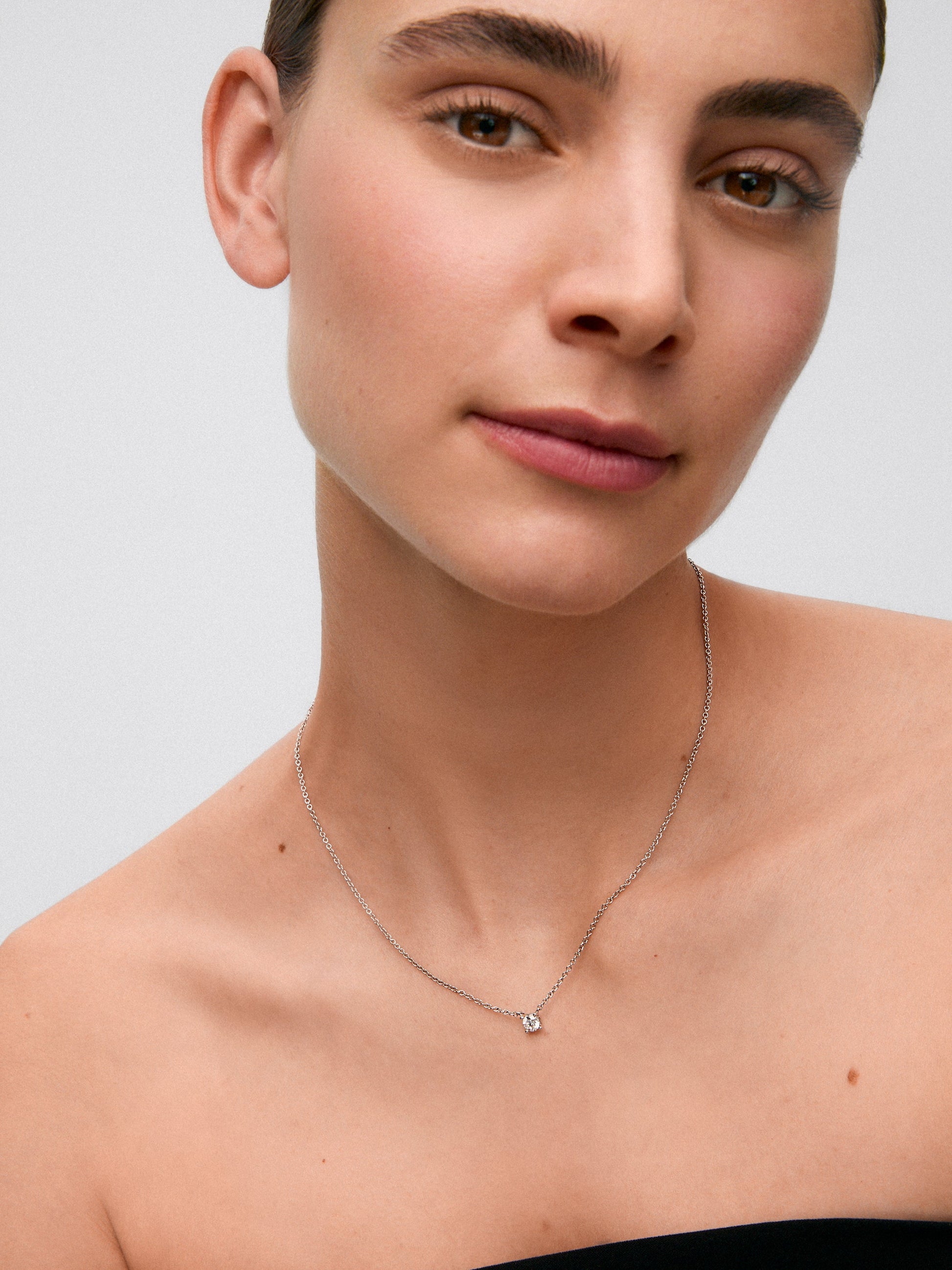 Colgante de oro blanco de 18K y diamante con un total de 0,4 cts