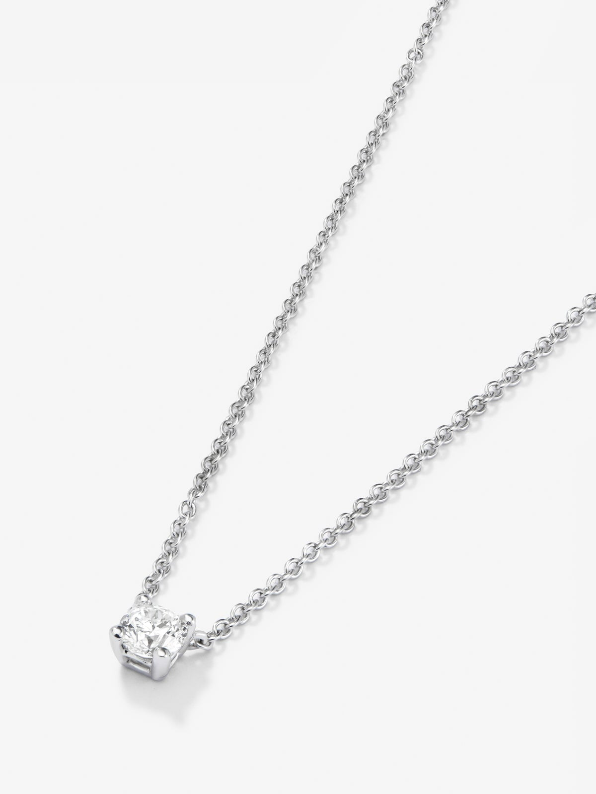 Colgante de oro blanco de 18K y diamante con un total de 0,4 cts