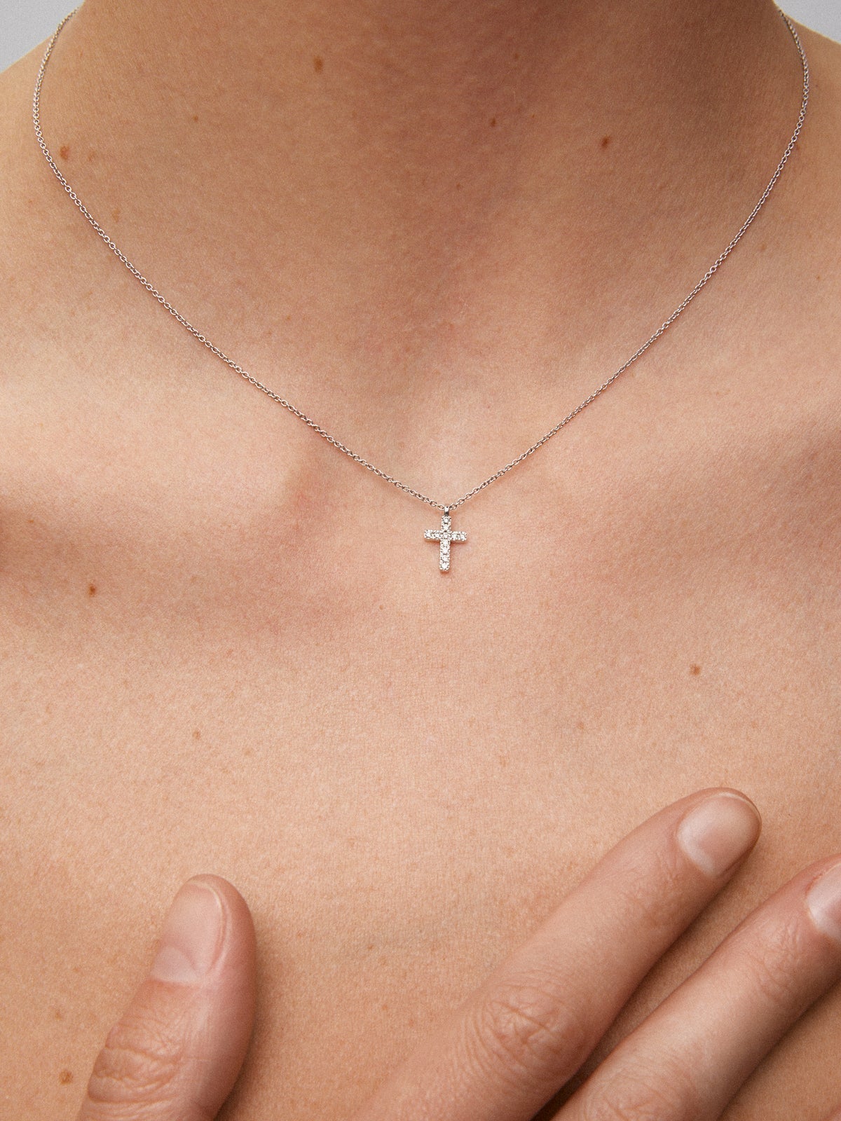 Colgante cadena cruz de oro blanco de 18K con diamantes