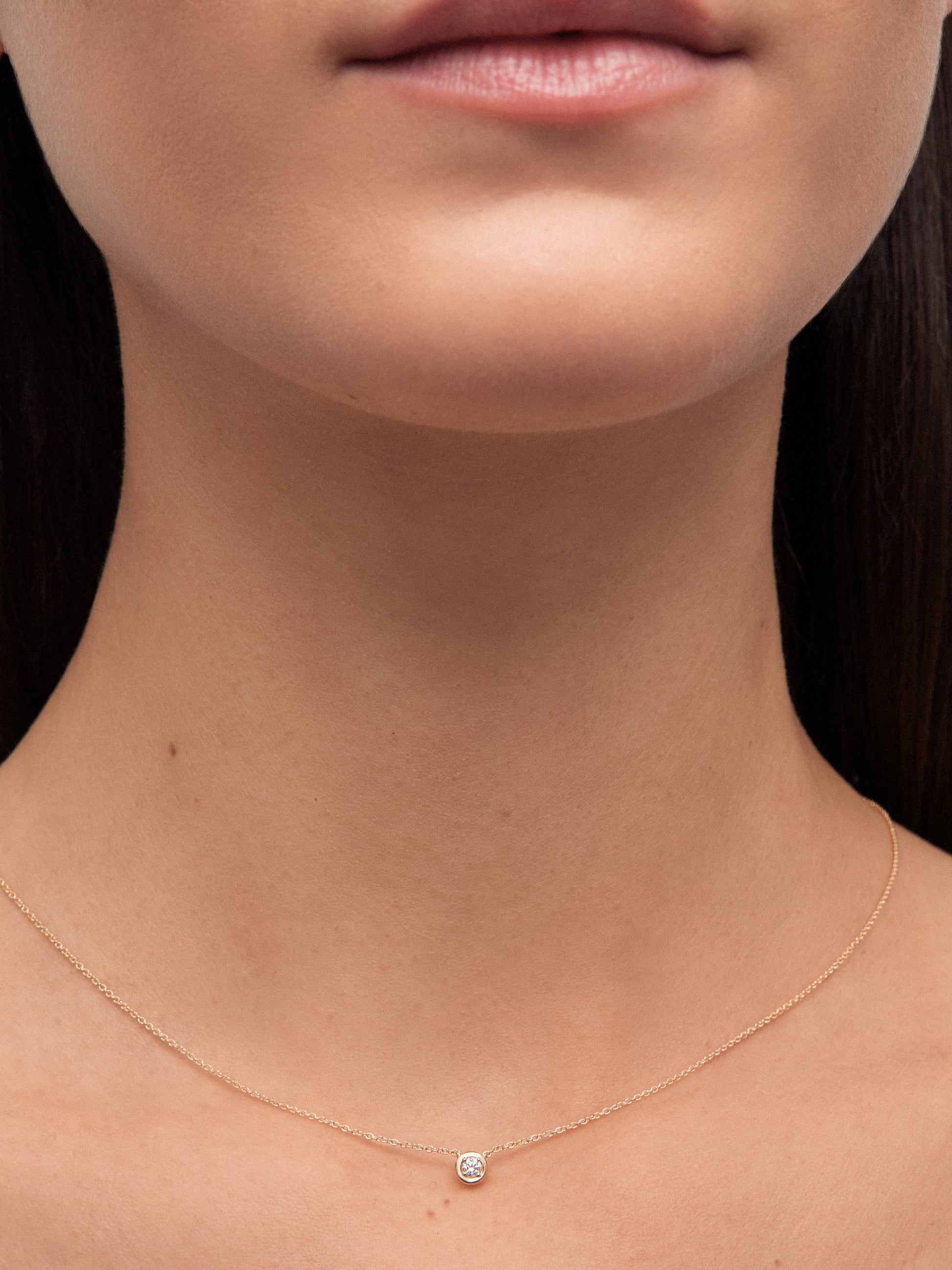 Colgante solitario de oro amarillo de 18K con diamante blanco en talla brillante de 0,05 cts