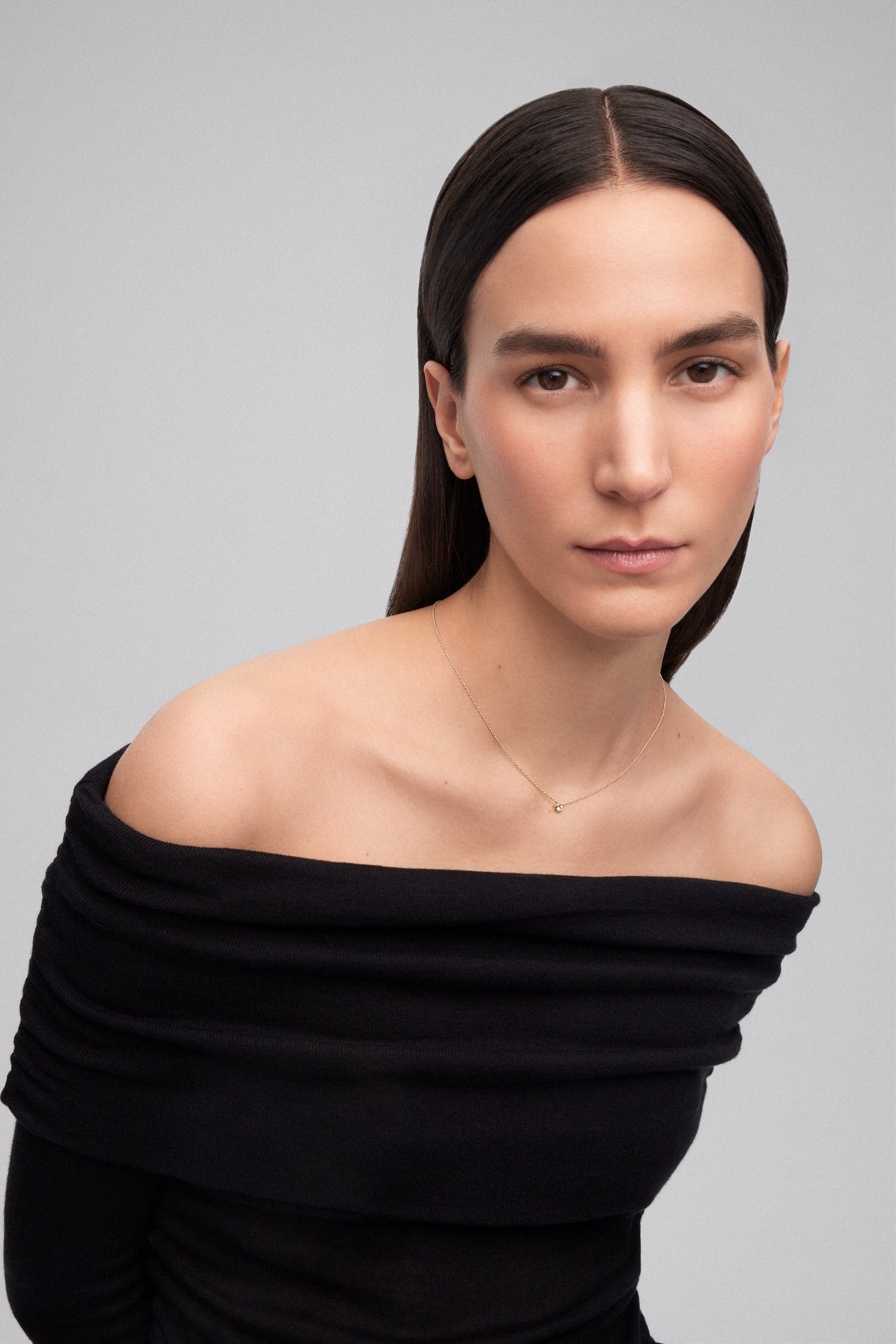 Colgante solitario de oro amarillo de 18K con diamante blanco en talla brillante de 0,1 cts