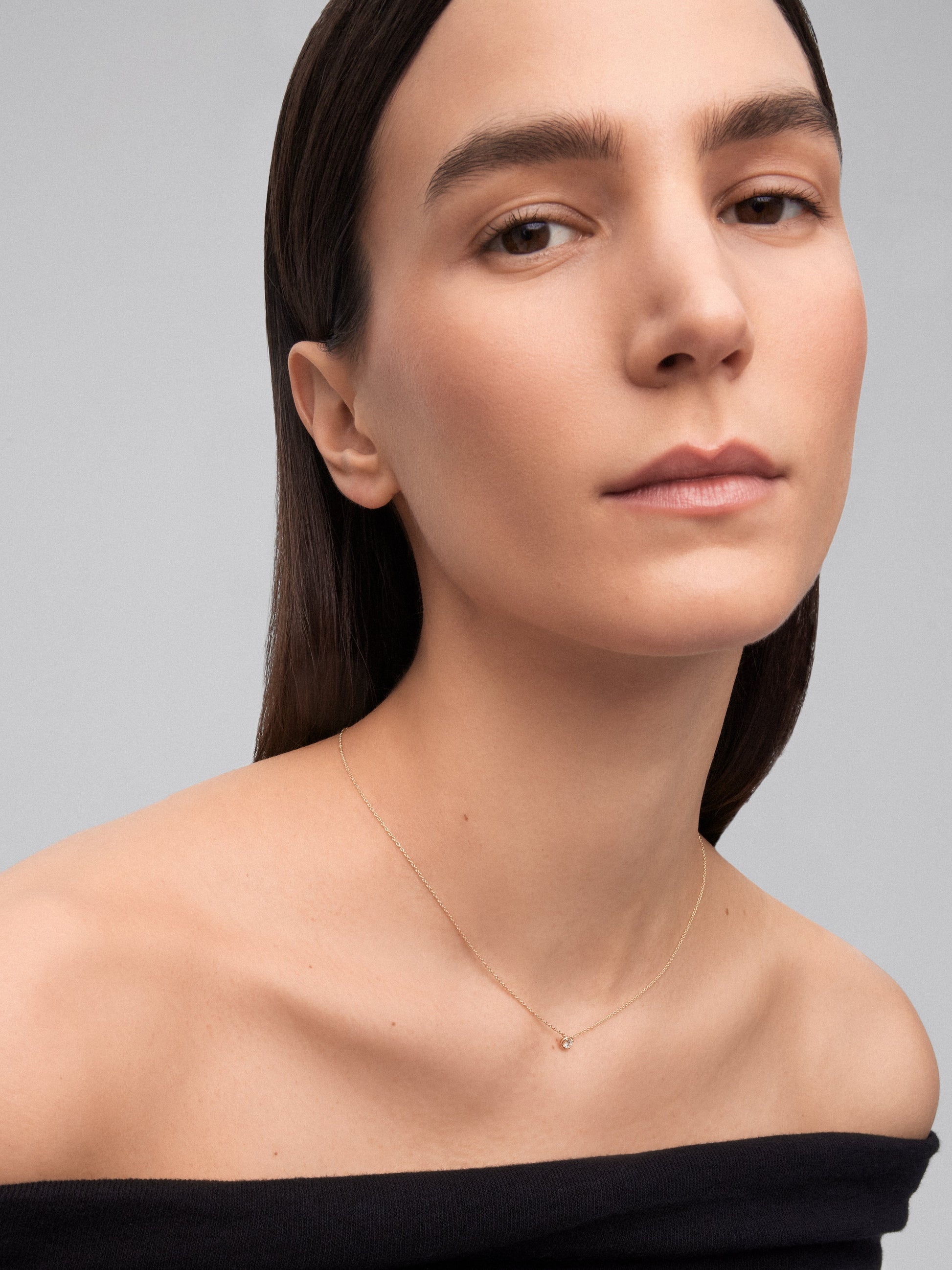 Colgante solitario de oro amarillo de 18K con diamante blanco en talla brillante de 0,1 cts