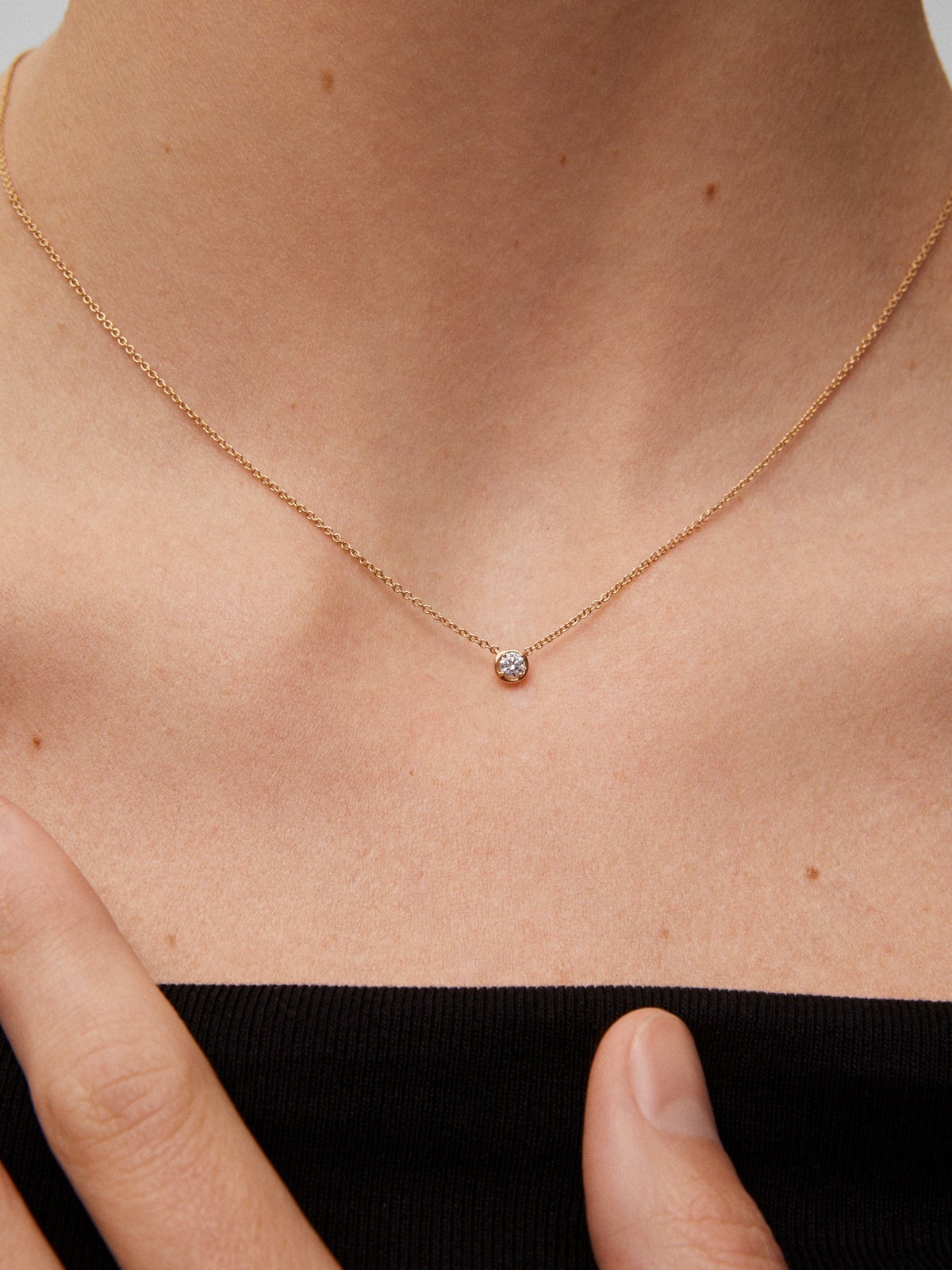 Colgante de oro rosa de 18K con diamantes en talla brillante de 0,1 cts