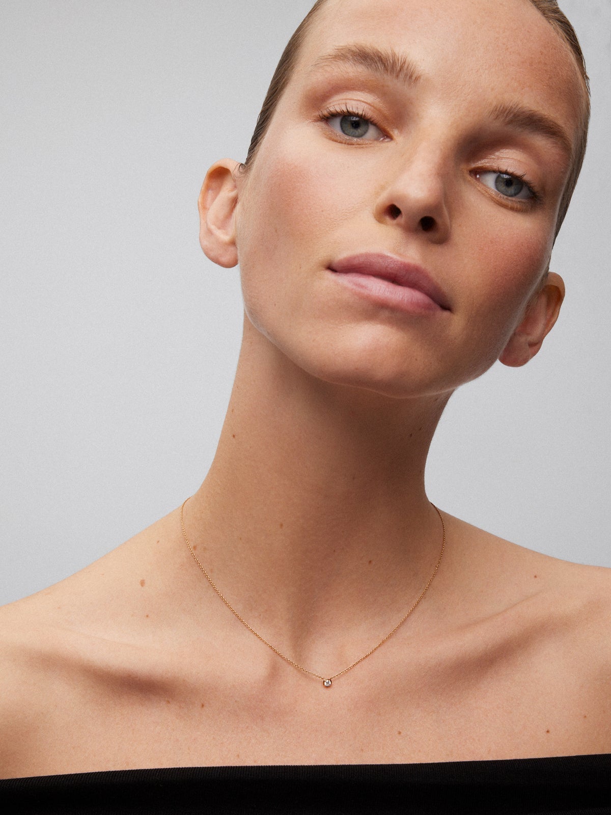 Colgante de oro rosa de 18K con diamantes en talla brillante de 0,1 cts