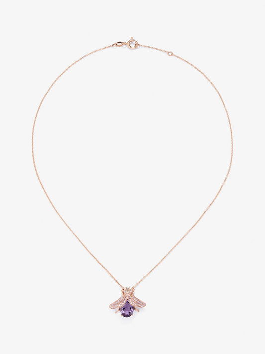 Colgante de oro blanco de 18K con amatista morada en talla oval de 2,77 cts, 4 diamantes marrones en talla brillante con un total de 0,04 cts y 38 zafiros rosas en talla brillante con un total de 0,38 cts