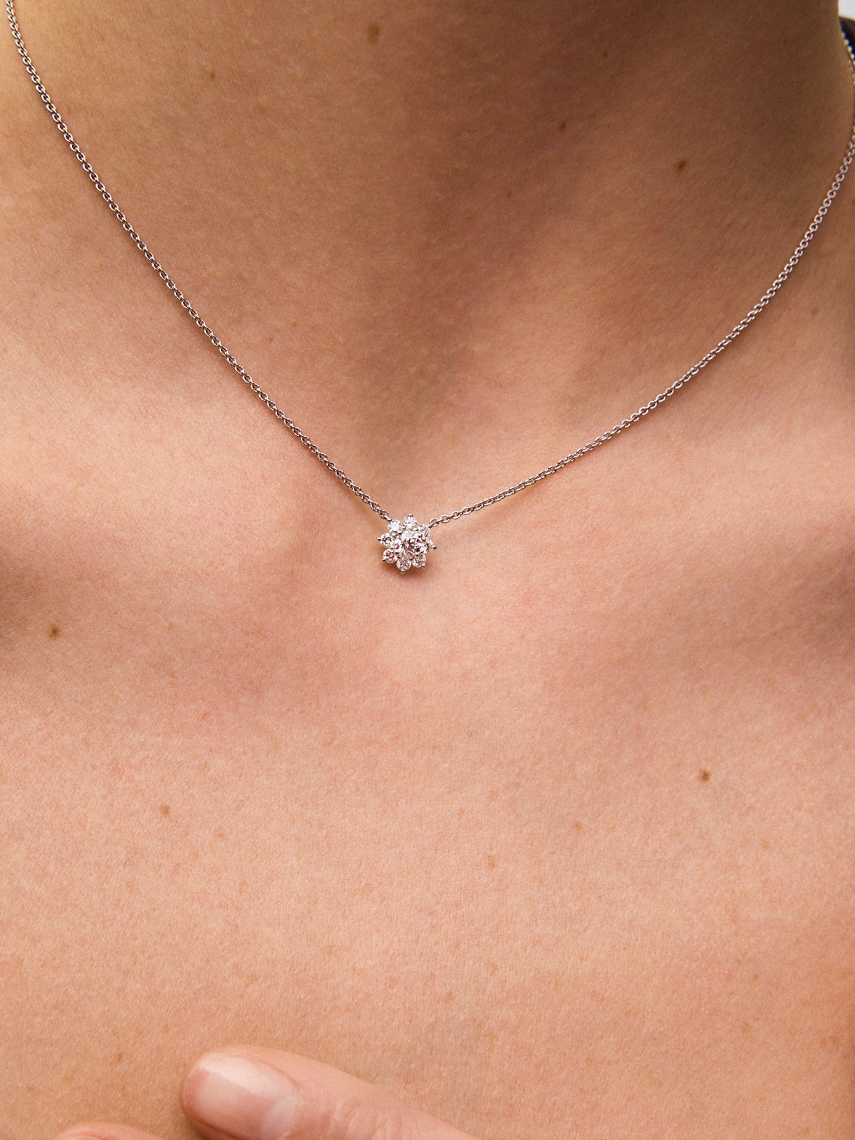 Colgante cadena flor de oro blanco de 18K con diamantes solitario y orla de diamantes