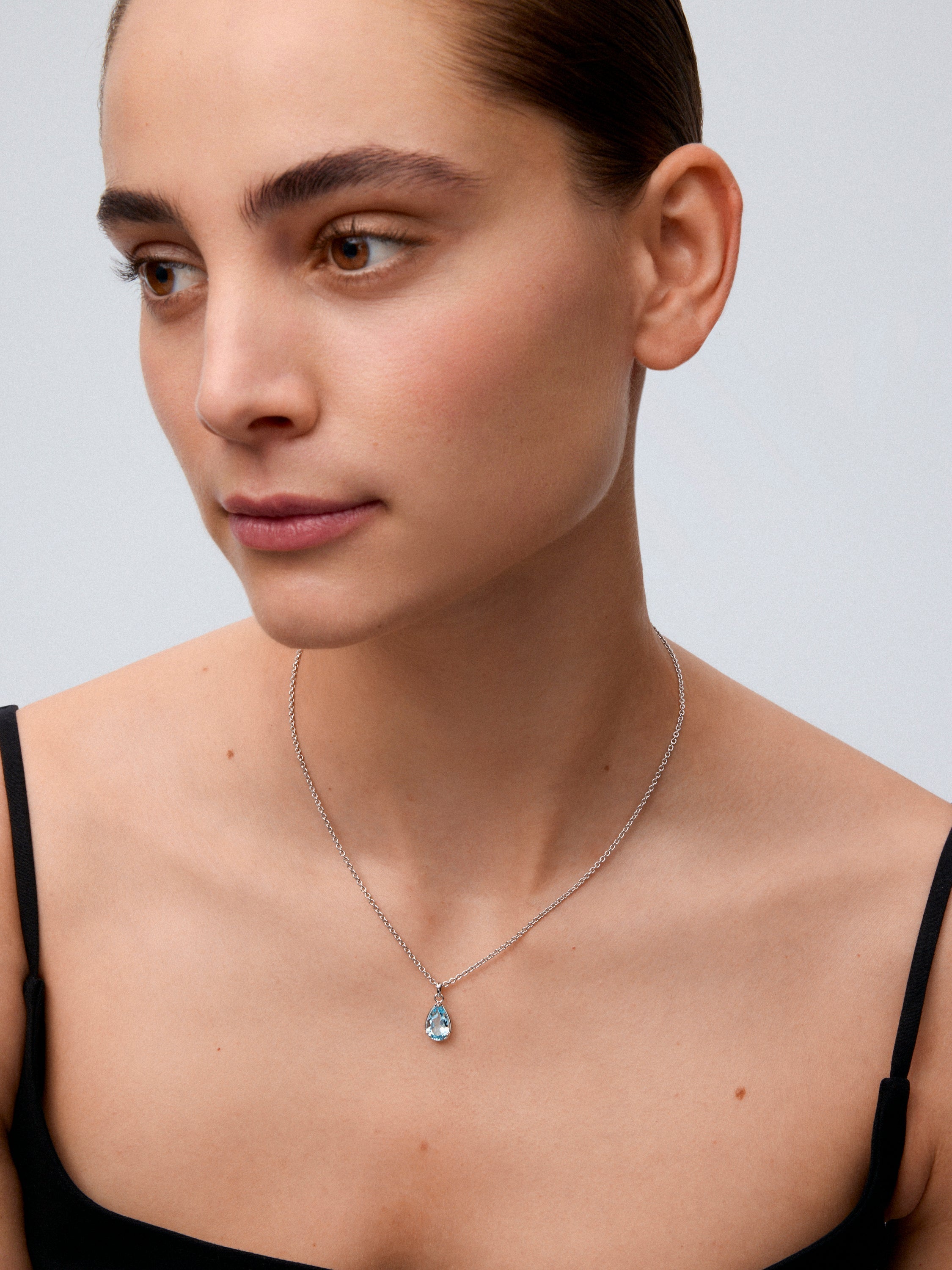 Colgante de plata 925 con topacio azul sky en talla pera