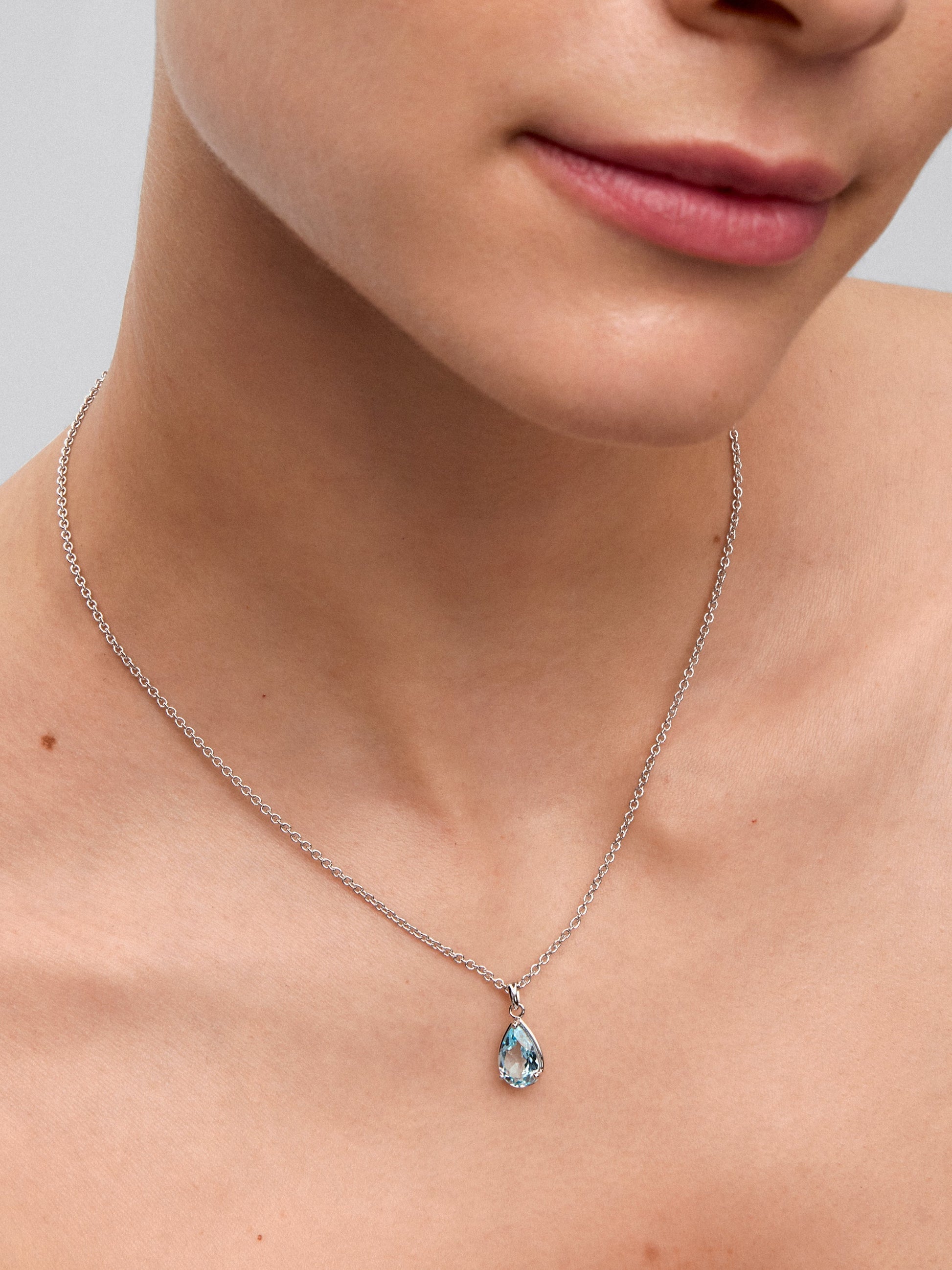 Colgante de plata 925 con topacio azul sky en talla pera