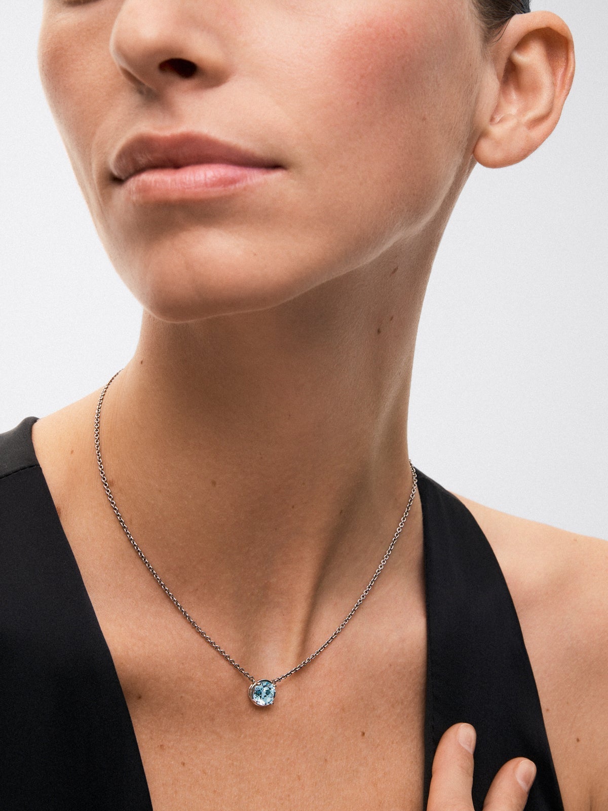 Colgante de plata 925 con topacio azul sky en talla brillante de 2,61 cts