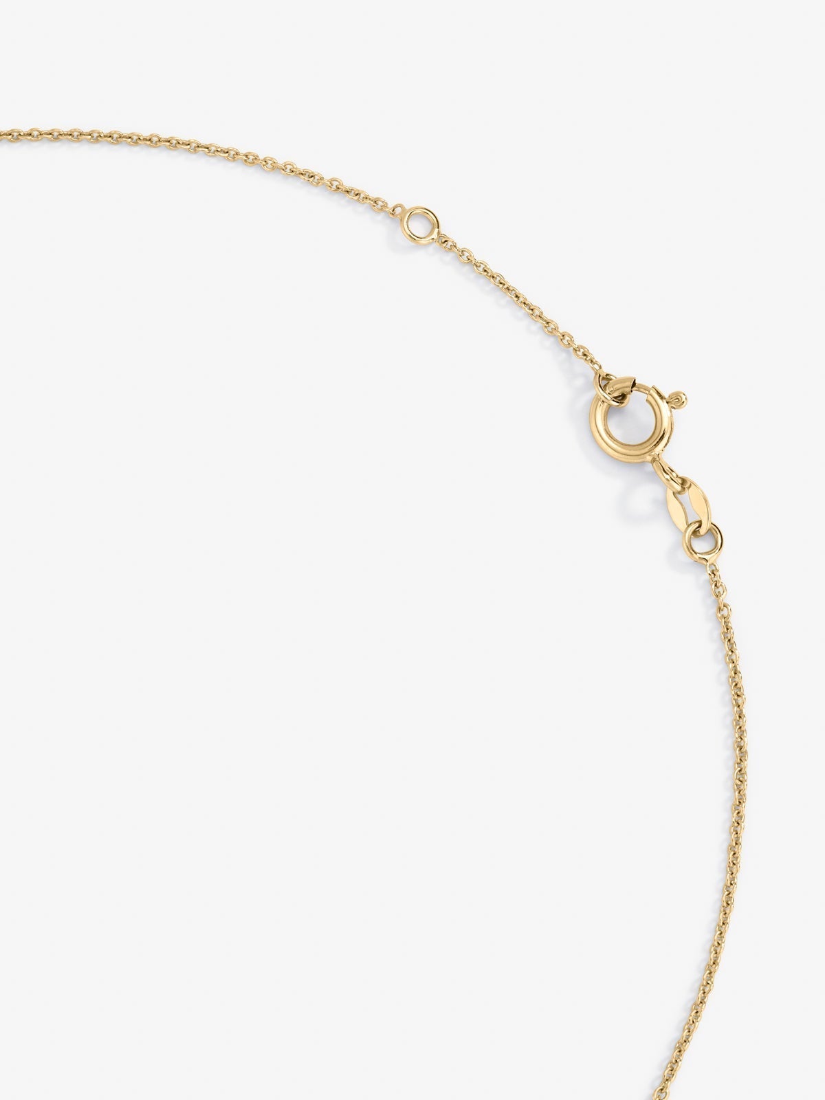Colgante de oro amarillo de 18K con letra A y 12 diamantes en talla brillante con un total de 0,07 cts