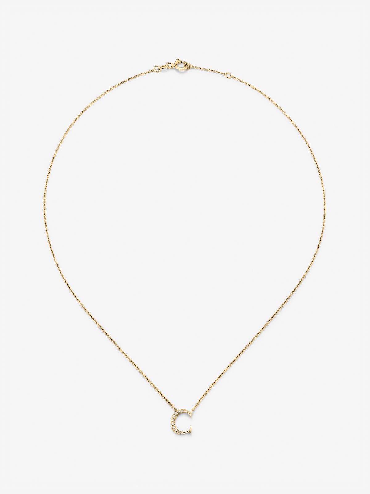 Colgante de oro amarillo de 18K con letra C y 12 diamantes en talla brillante con un total de 0,06 cts