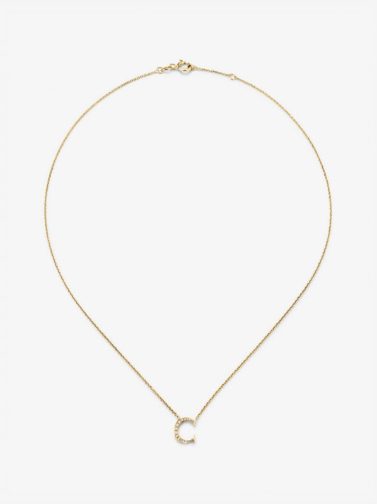 Colgante de oro amarillo de 18K con letra C y 12 diamantes en talla brillante con un total de 0,06 cts