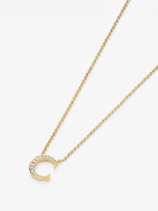Colgante de oro amarillo de 18K con letra C y 12 diamantes en talla brillante con un total de 0,06 cts