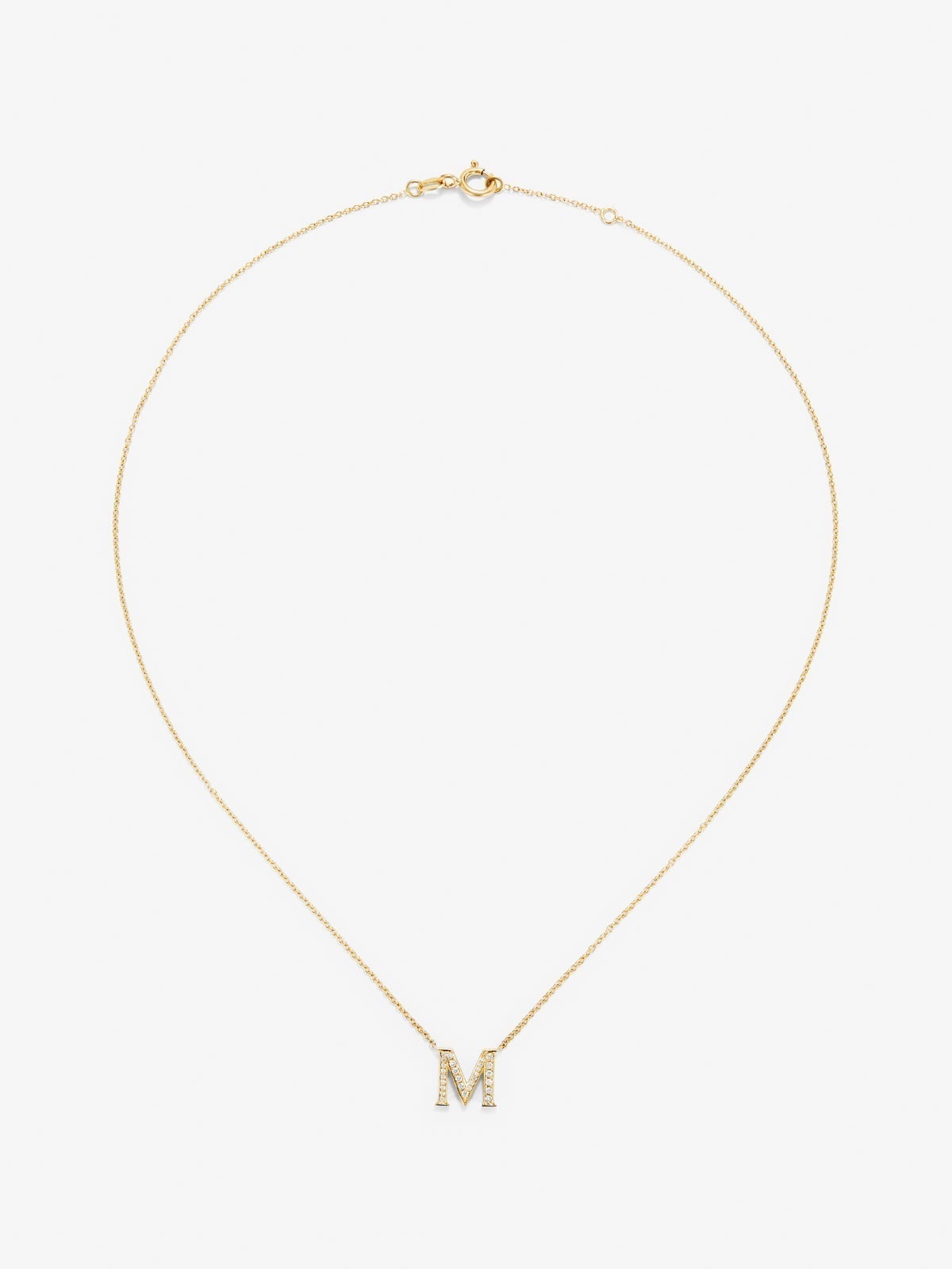 Colgante de oro amarillo de 18K con letra M en pavé de diamantes en talla brillante de 0,14 cts