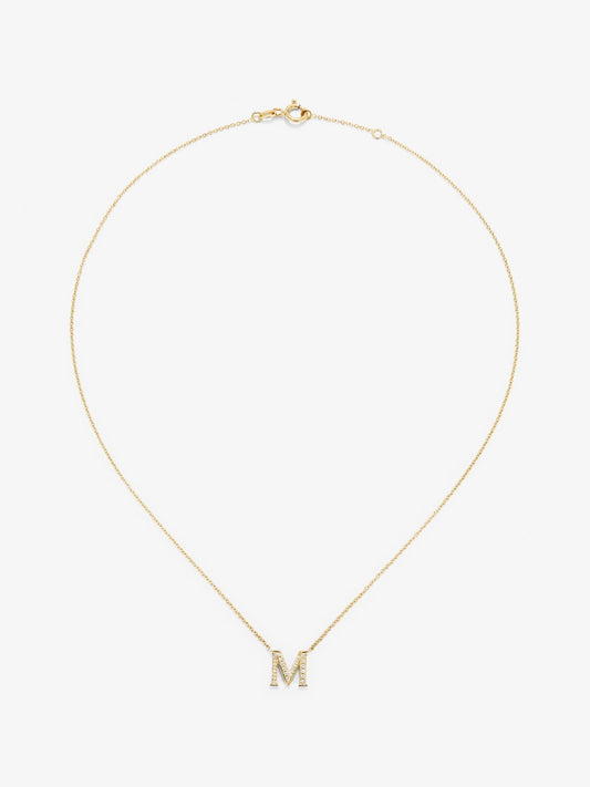 Colgante de oro amarillo de 18K con letra M en pavé de diamantes en talla brillante de 0,14 cts