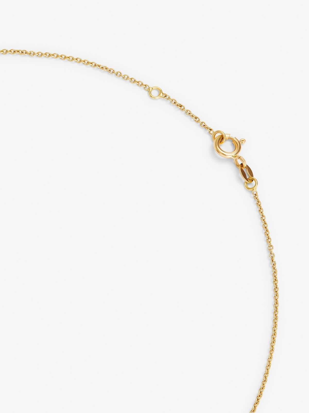 Colgante de oro amarillo de 18K con letra M en pavé de diamantes en talla brillante de 0,14 cts