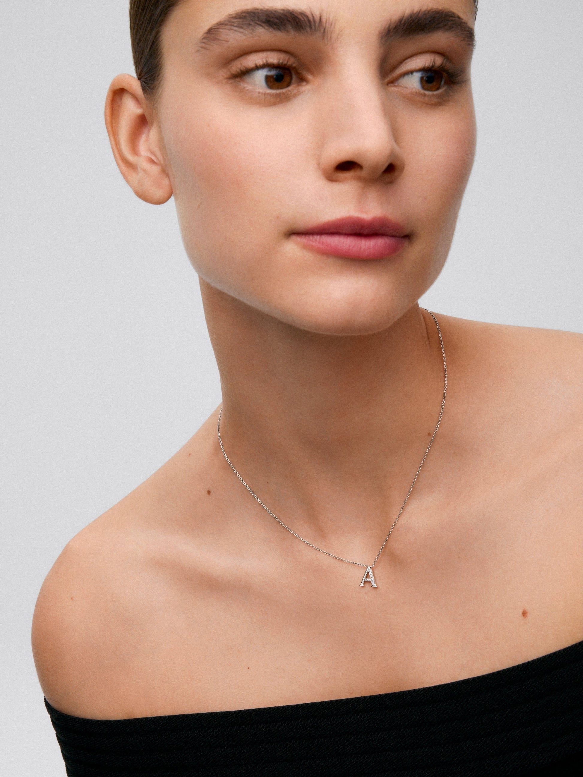Colgante de oro blanco de 18K con letra A en pavé de 7 diamantes en talla brillante con un total de 0,08 cts