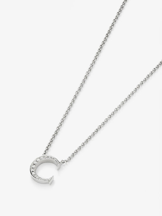 Colgante de oro blanco de 18K con letra C en pavé de 7 diamantes en talla brillante con un total de 0,05 cts
