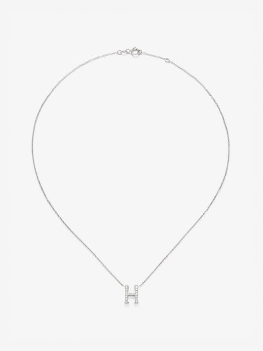 Colgante de oro blanco de 18K con letra H y diamantes blancos en talla brillante