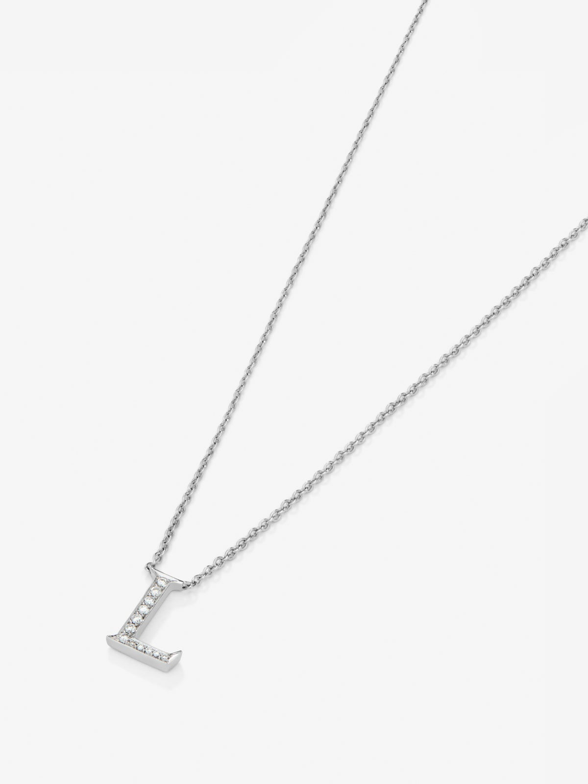 Colgante de oro blanco de 18K con letra L y 12 diamantes en talla brillante con un total de 0,07 cts