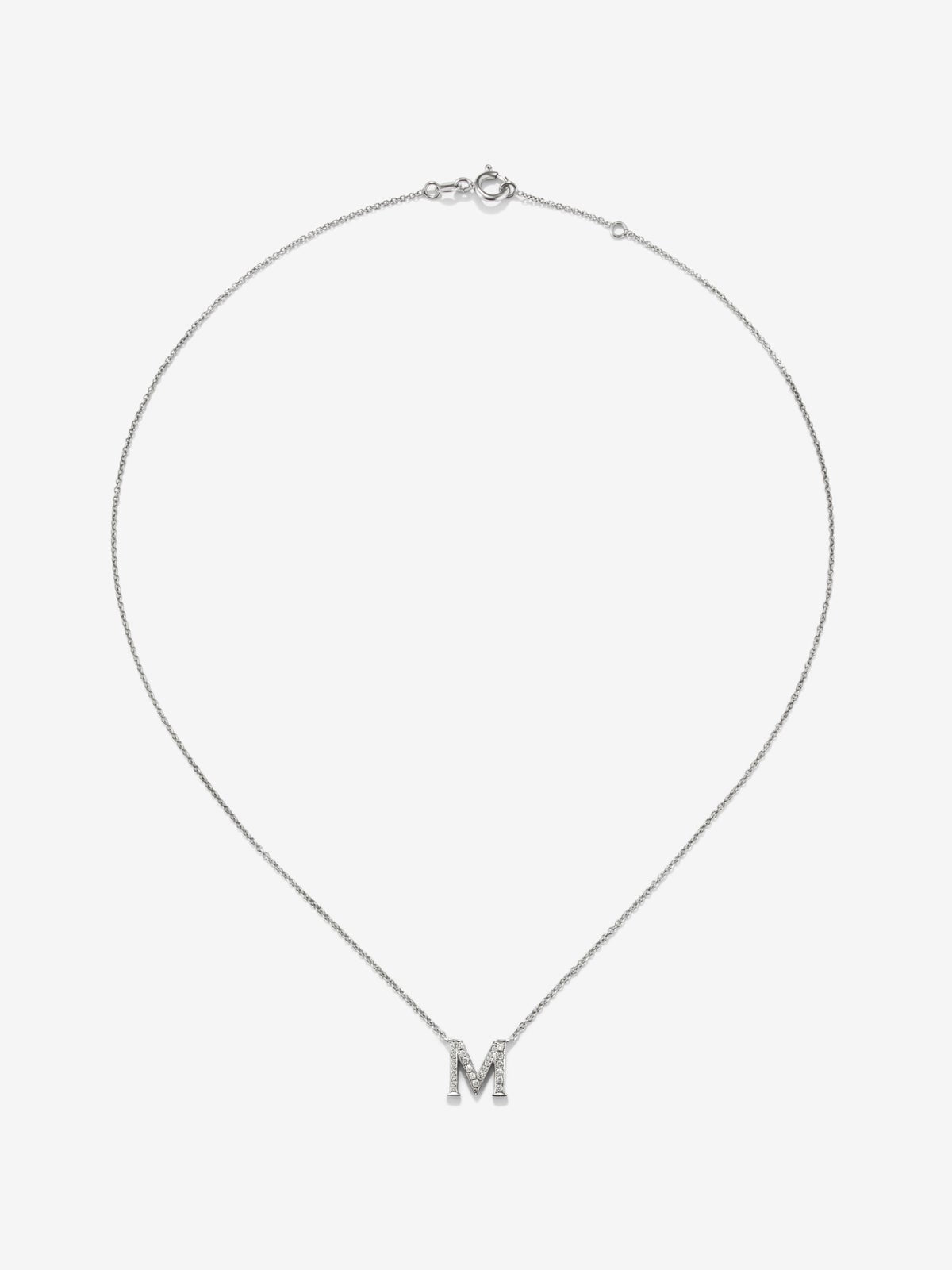 Colgante de oro blanco de 18K con letra M en pavé de 28 diamantes en talla brillante con un total de 0,13 cts