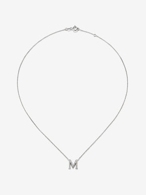 Colgante de oro blanco de 18K con letra M en pavé de 28 diamantes en talla brillante con un total de 0,13 cts