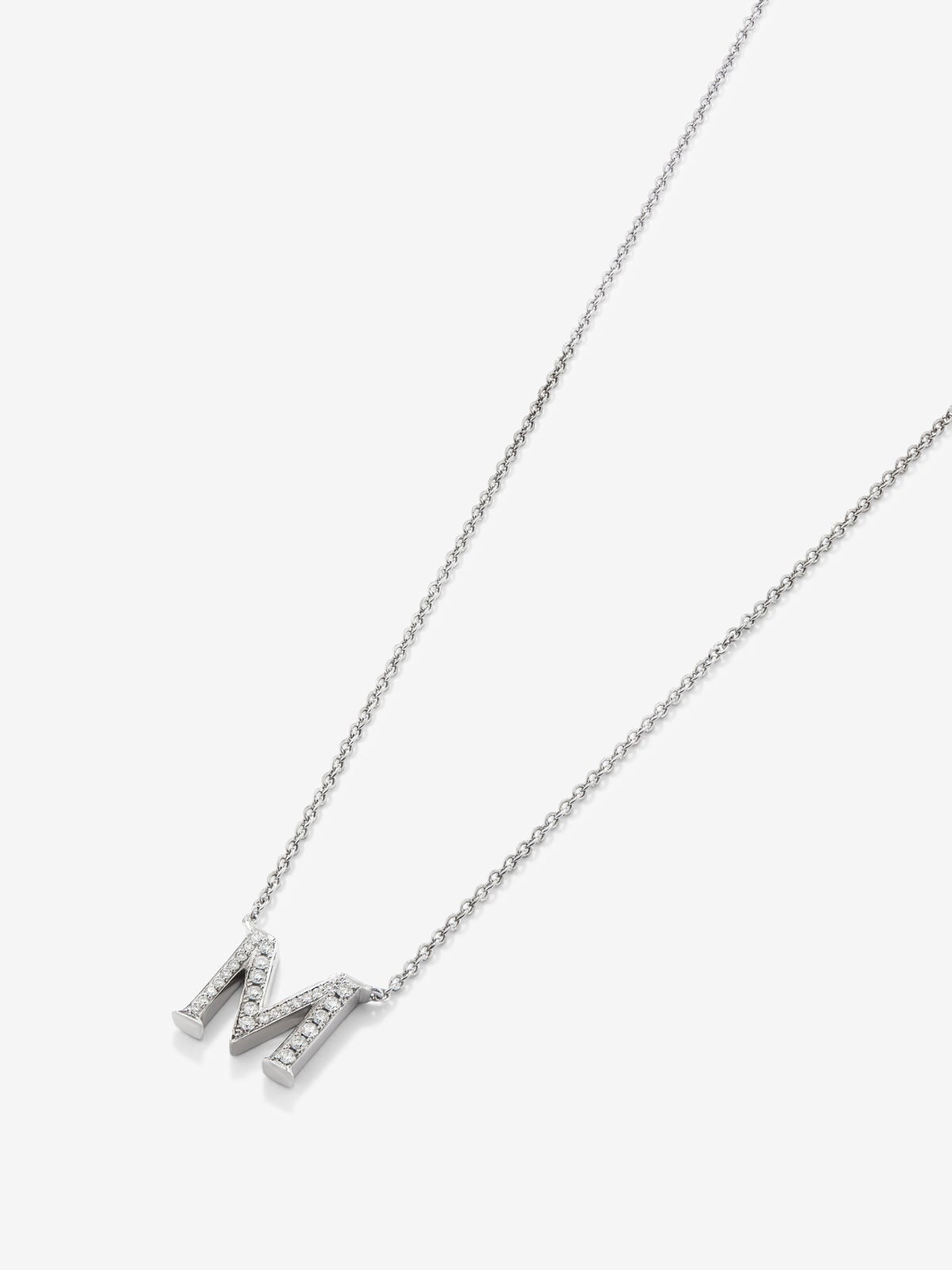 Colgante de oro blanco de 18K con letra M en pavé de 28 diamantes en talla brillante con un total de 0,13 cts