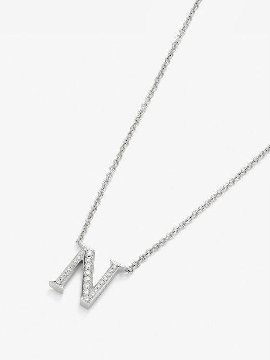 Colgante cadena con inicial pequeña de oro blanco de 18K y diamantes