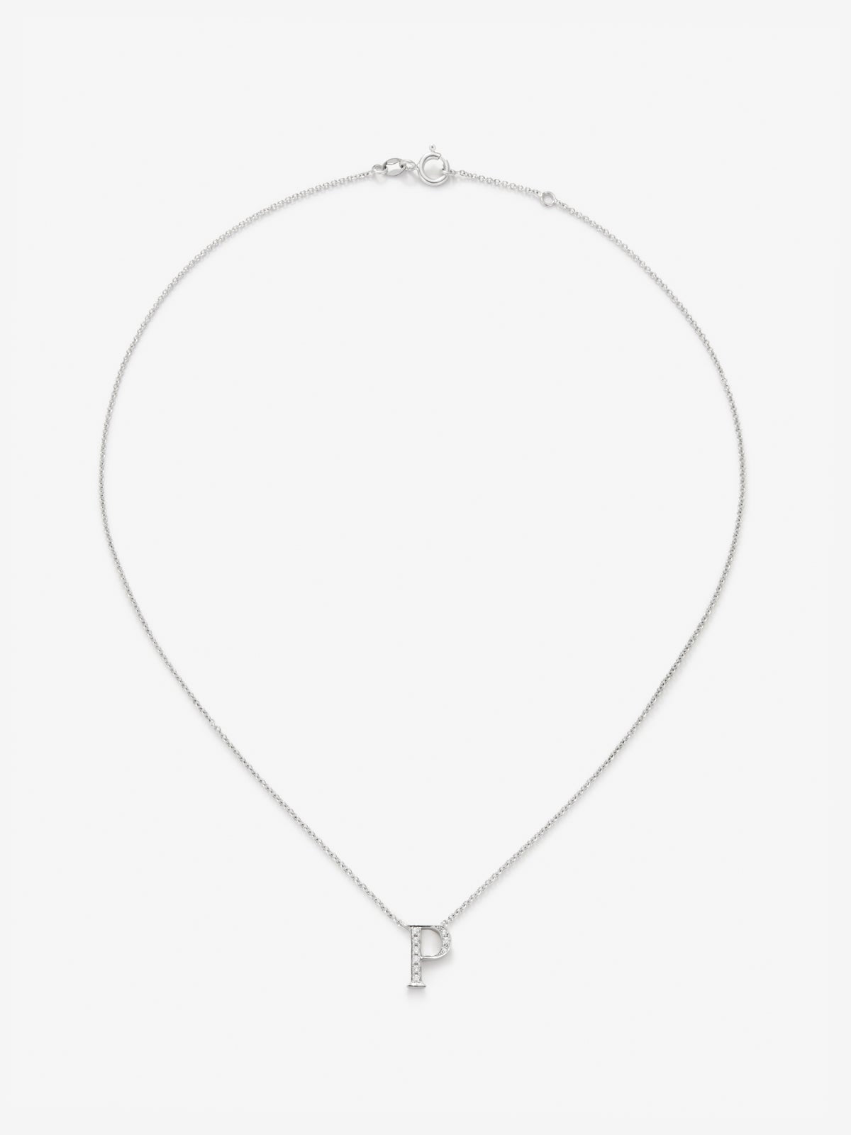 Colgante de oro blanco de 18K con letra P y 9 diamantes en talla brillante con un total de 0,06 cts