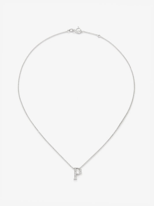 Colgante de oro blanco de 18K con letra P y 9 diamantes en talla brillante con un total de 0,06 cts