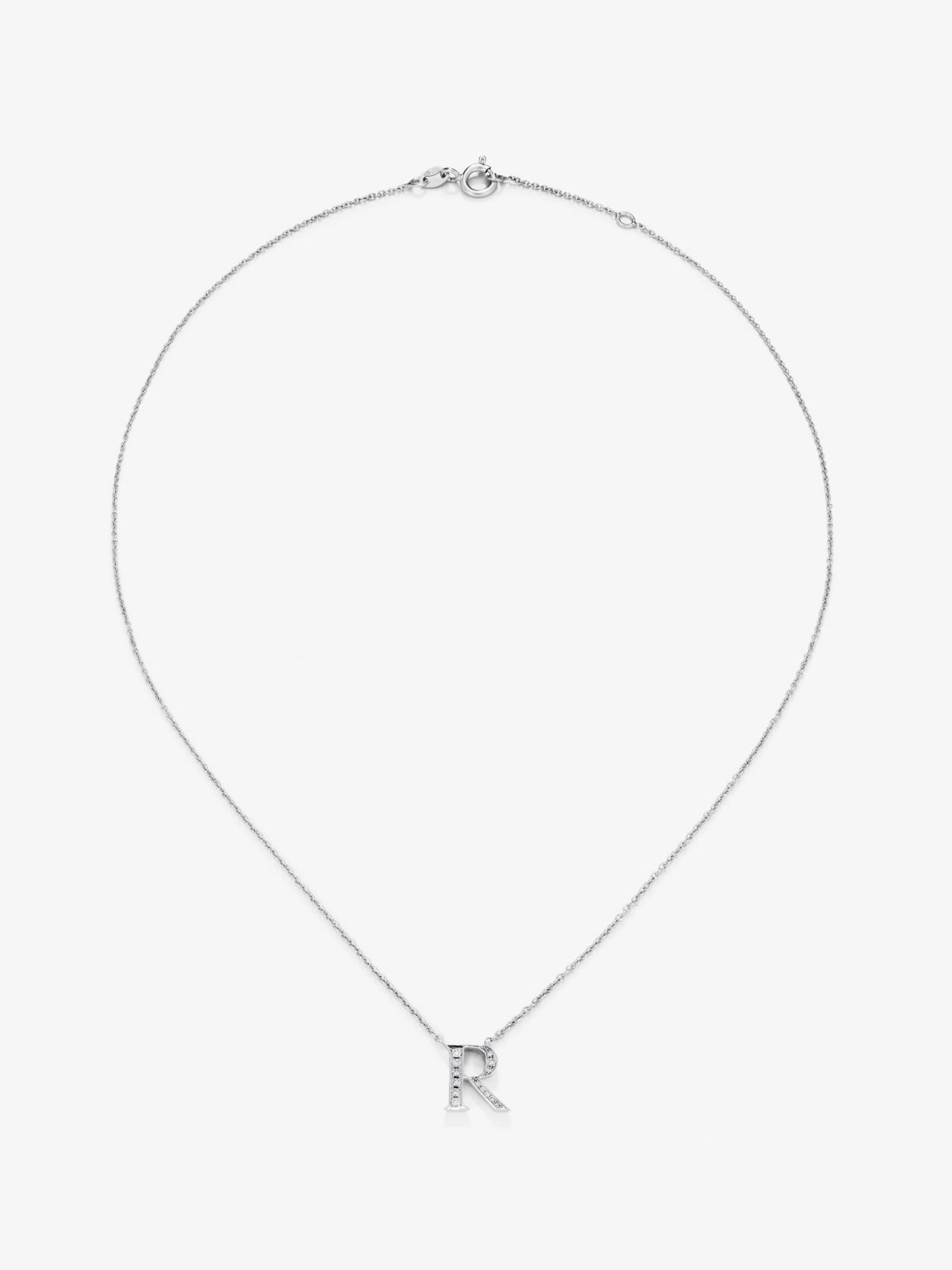 Colgante de oro blanco de 18K con letra R y 14 diamantes en talla brillante con un total de 0,07 cts